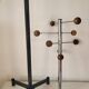 Portemanteau Atomic en métal chromé/noir et bois.