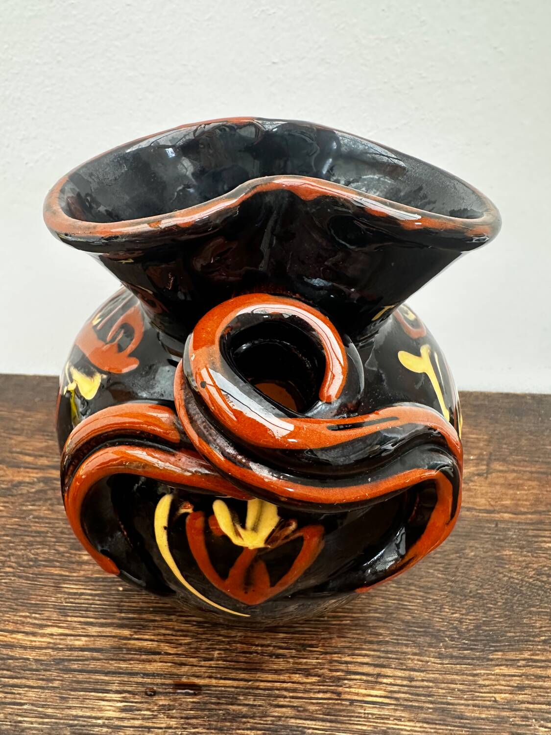 Vintage Round and Twisted Vase - Black Background and Floral Decoration H 16 cm