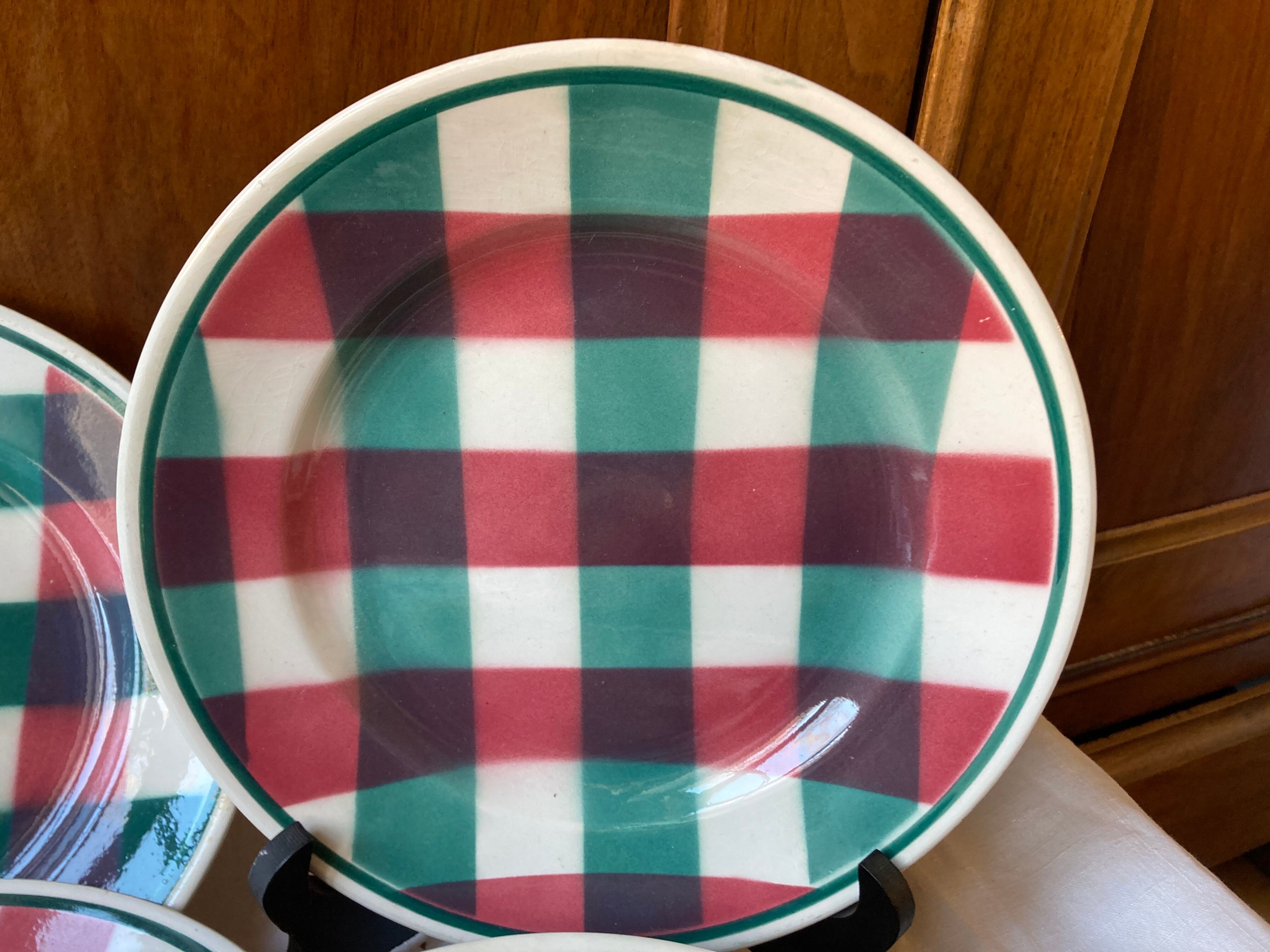 Serving dish round earth of iron earthenware of Givors