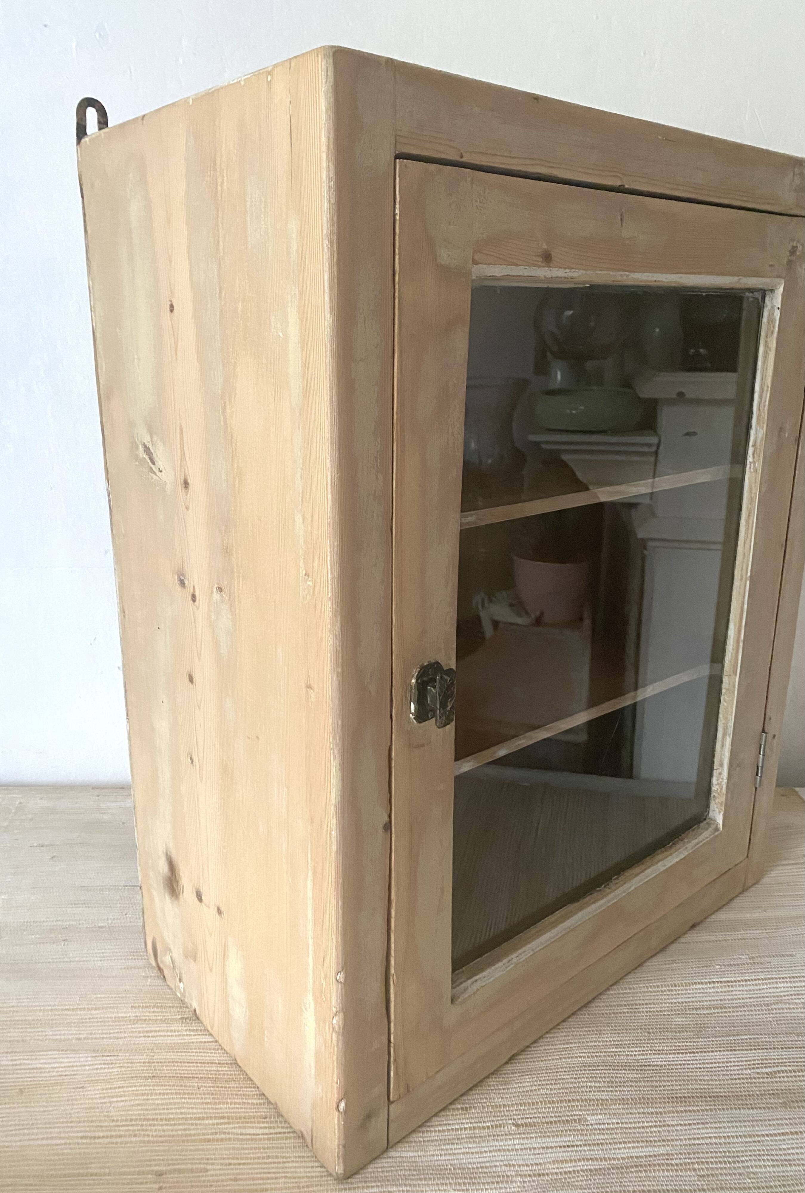 Armoire murale , vitrine à suspendre
