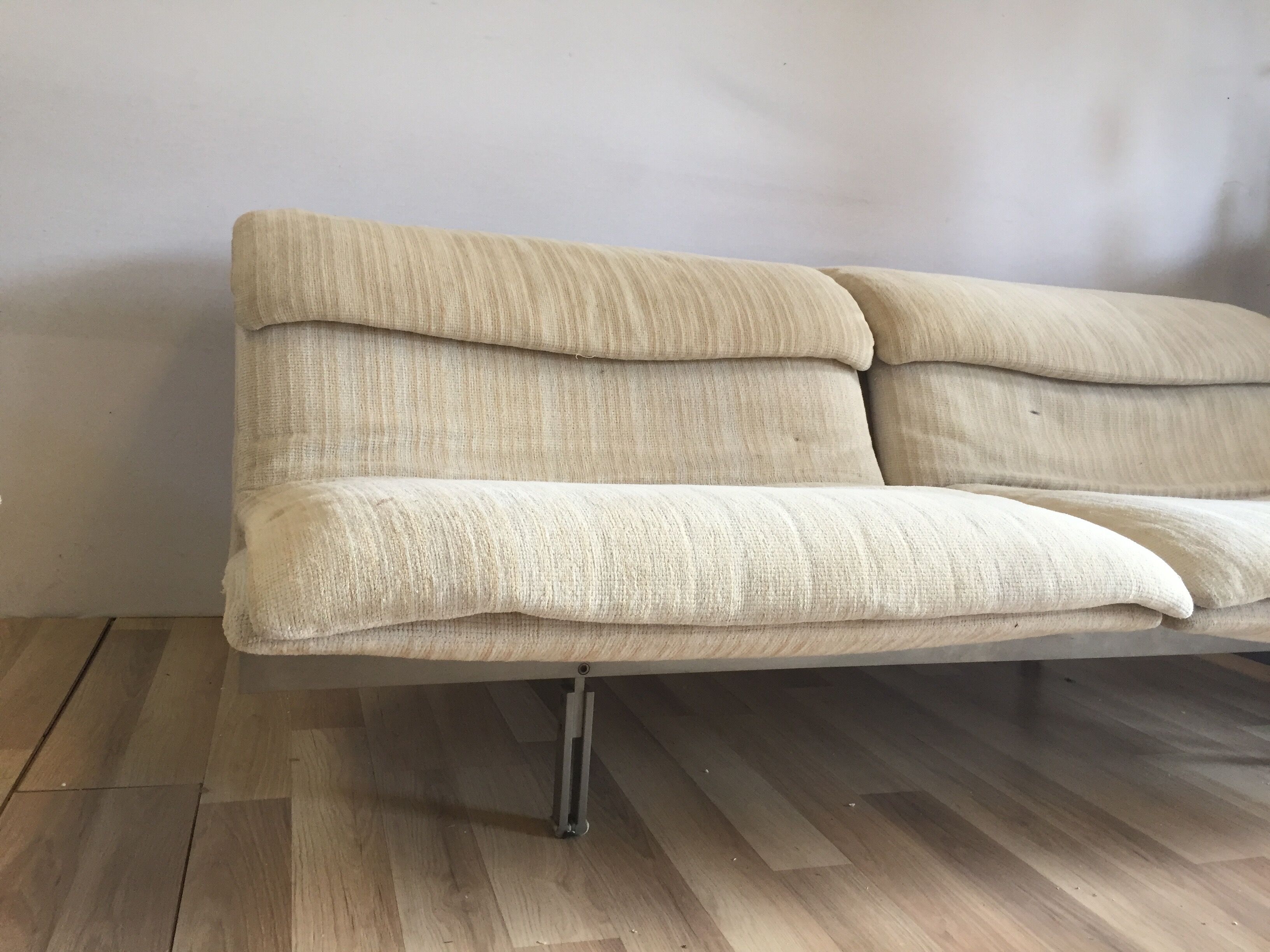 Sofa by designer Giovanni Offredi for Saporiti, Wave model
