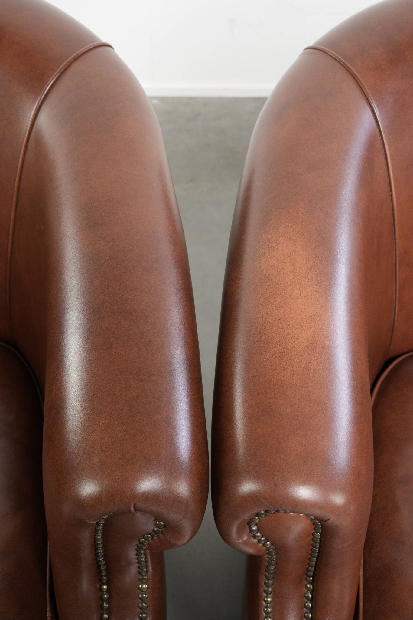 Set of 2 cognac-coloured cow leather club armchairs in English style
