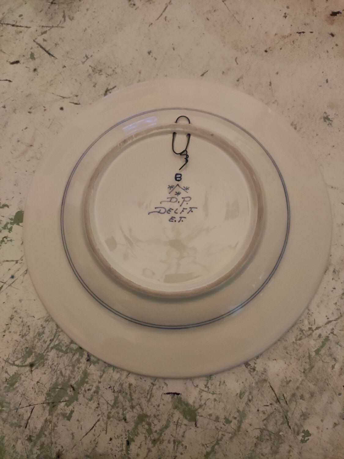 Delft plate with floral decoration