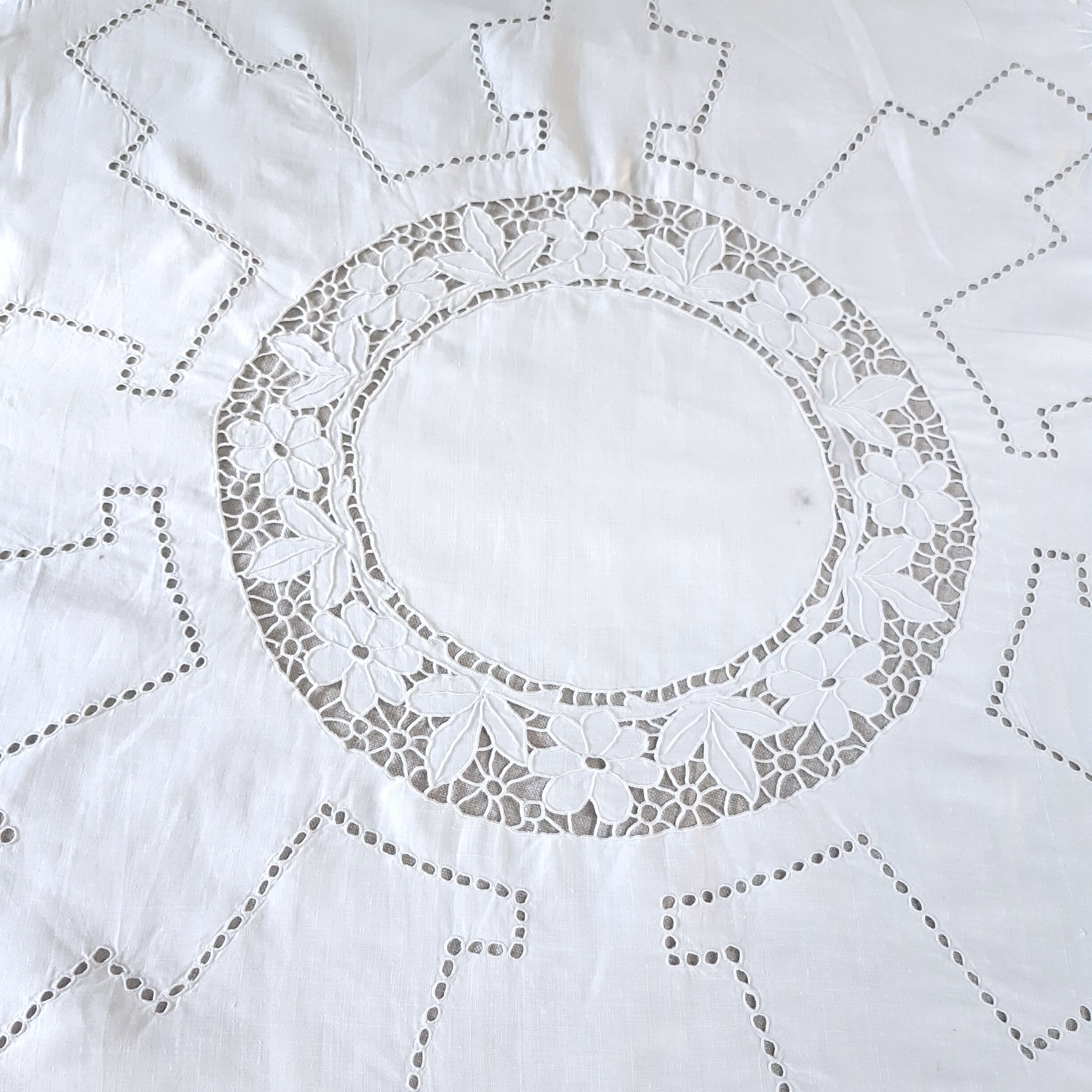 Square tablecloth 1900 very embroidered for round table