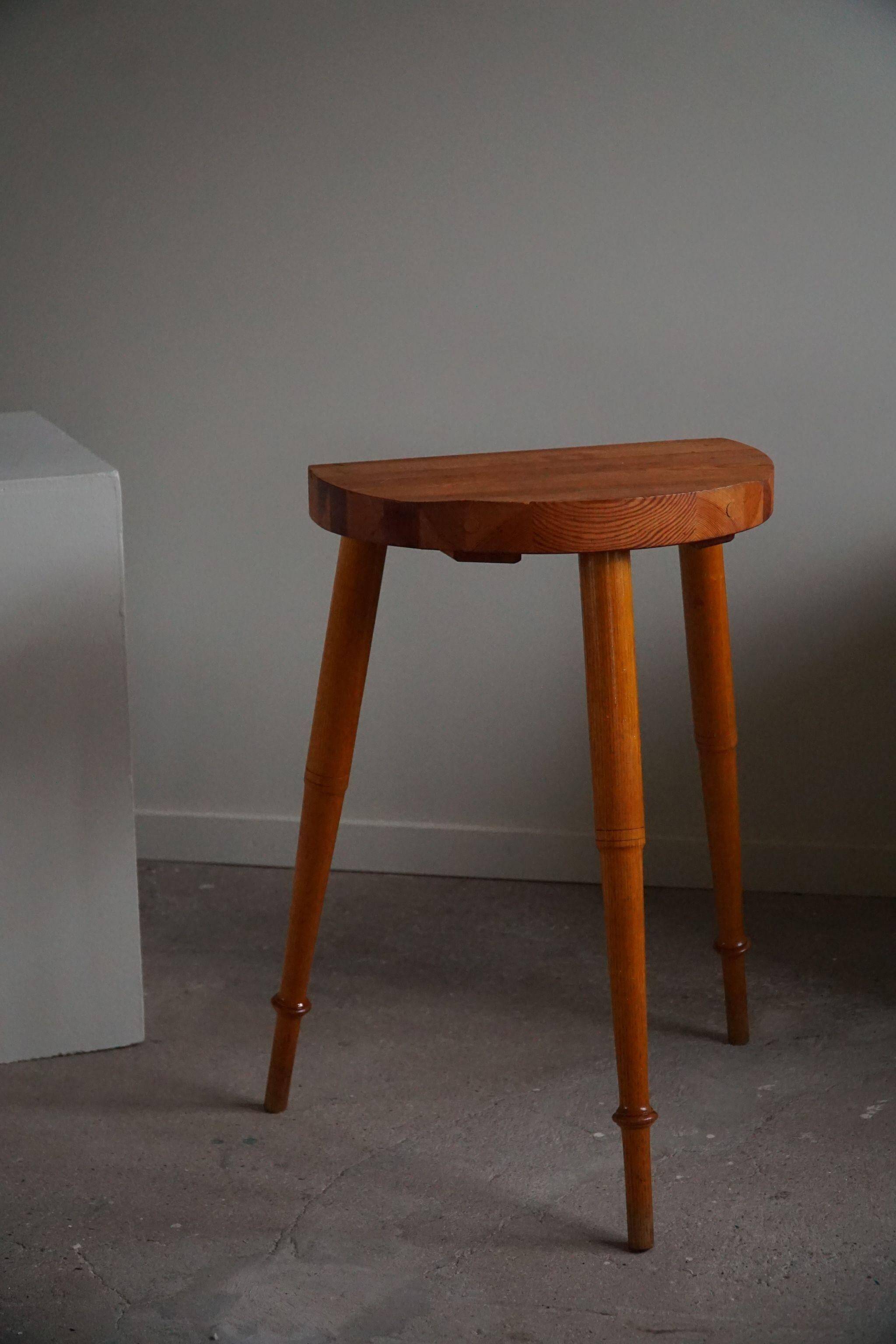 High tripod stool in solid pine, by a Danish cabinetmaker, mid-century, around 1960.