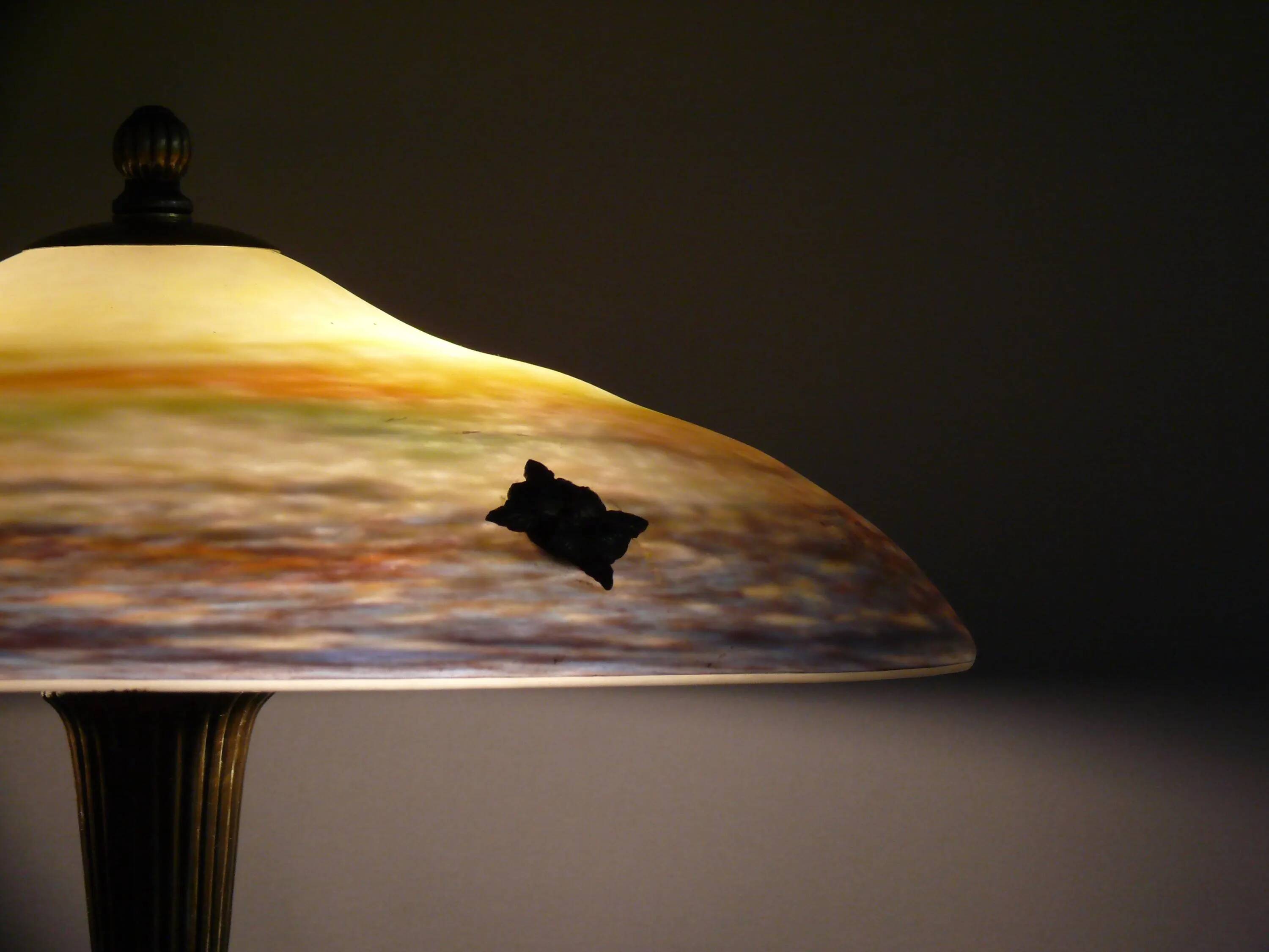 Lampe de table Muller Frères, France, avec pied en laiton et abat-jour en pâte de verre, style Art déco vers 1930