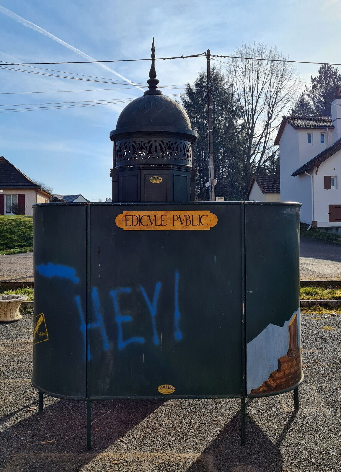 Public edicule made in sets for a former theater of Franche Comté