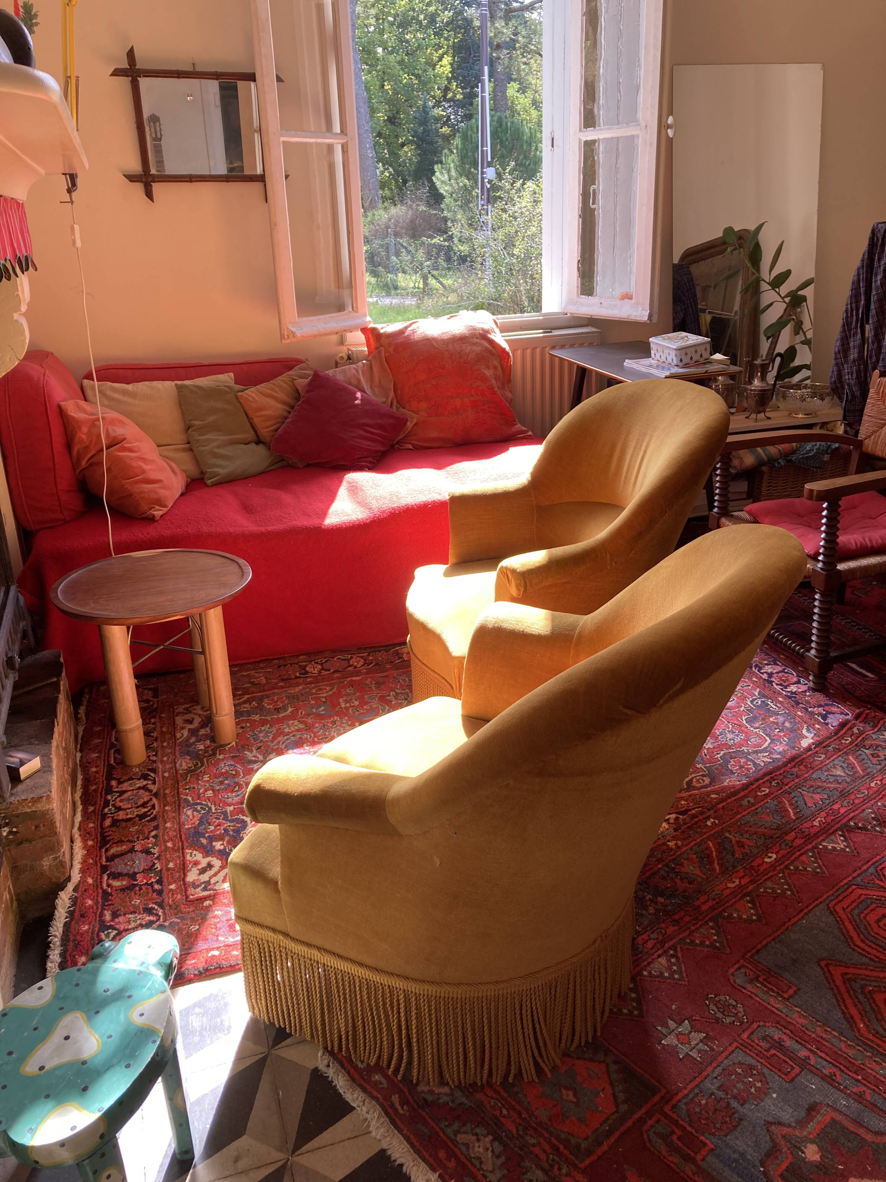 Paire de fauteuils crapaud jaune beige velours frange