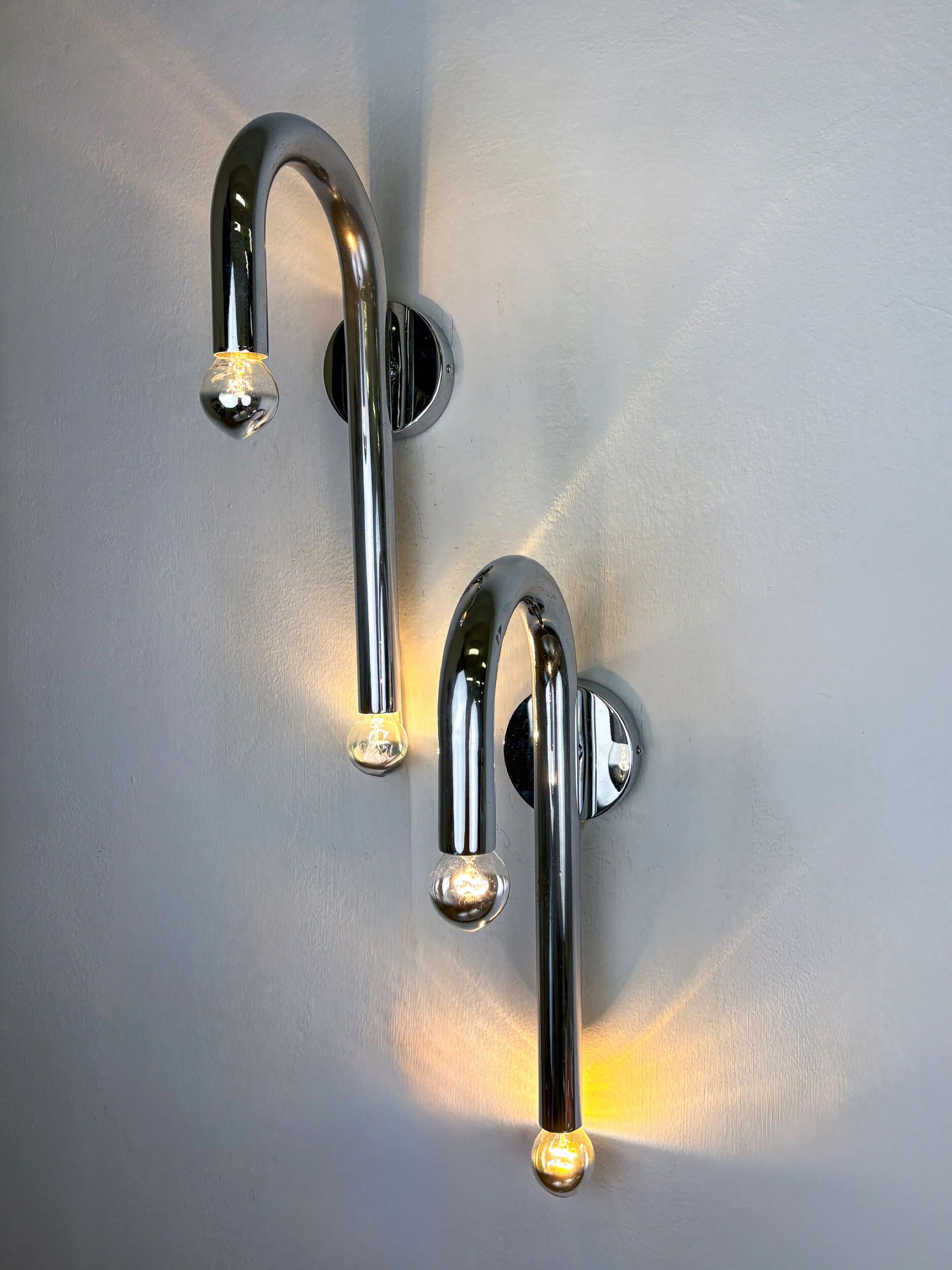 Pair of Space-Age tubular wall lights, chromed metal, Italy, 1970s