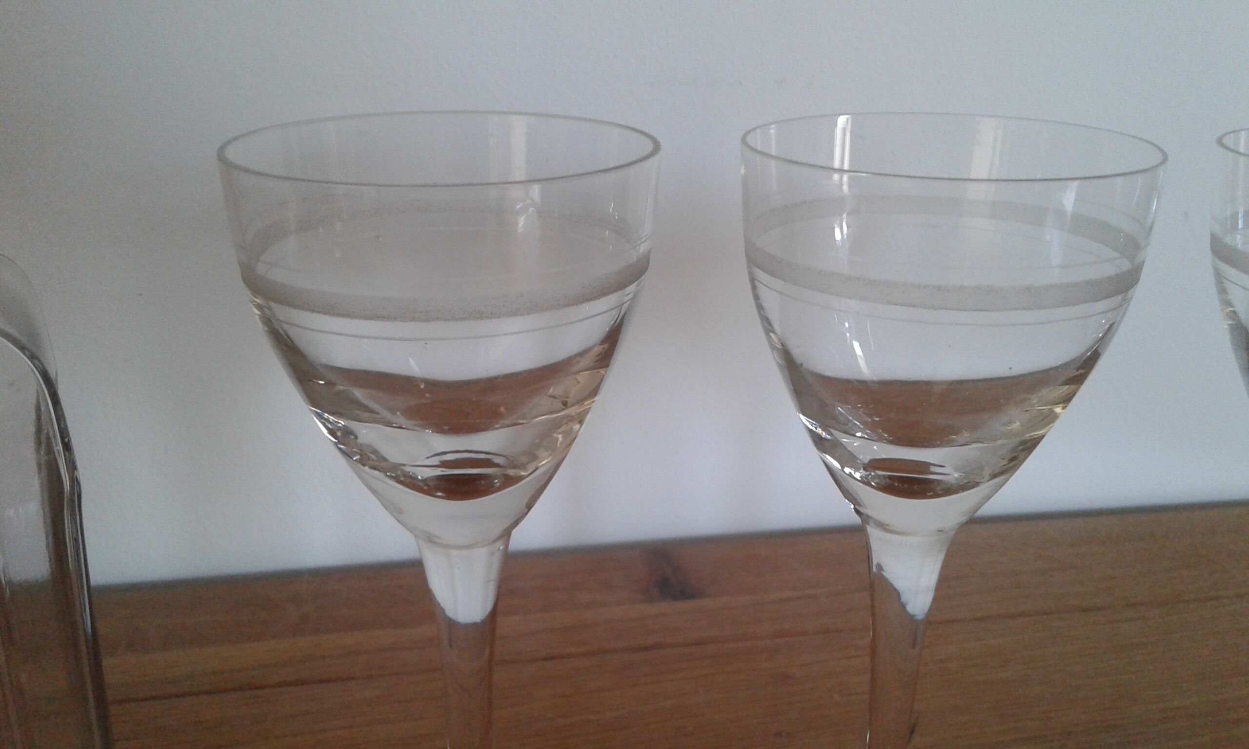 Carafe and its 4 glasses on foot