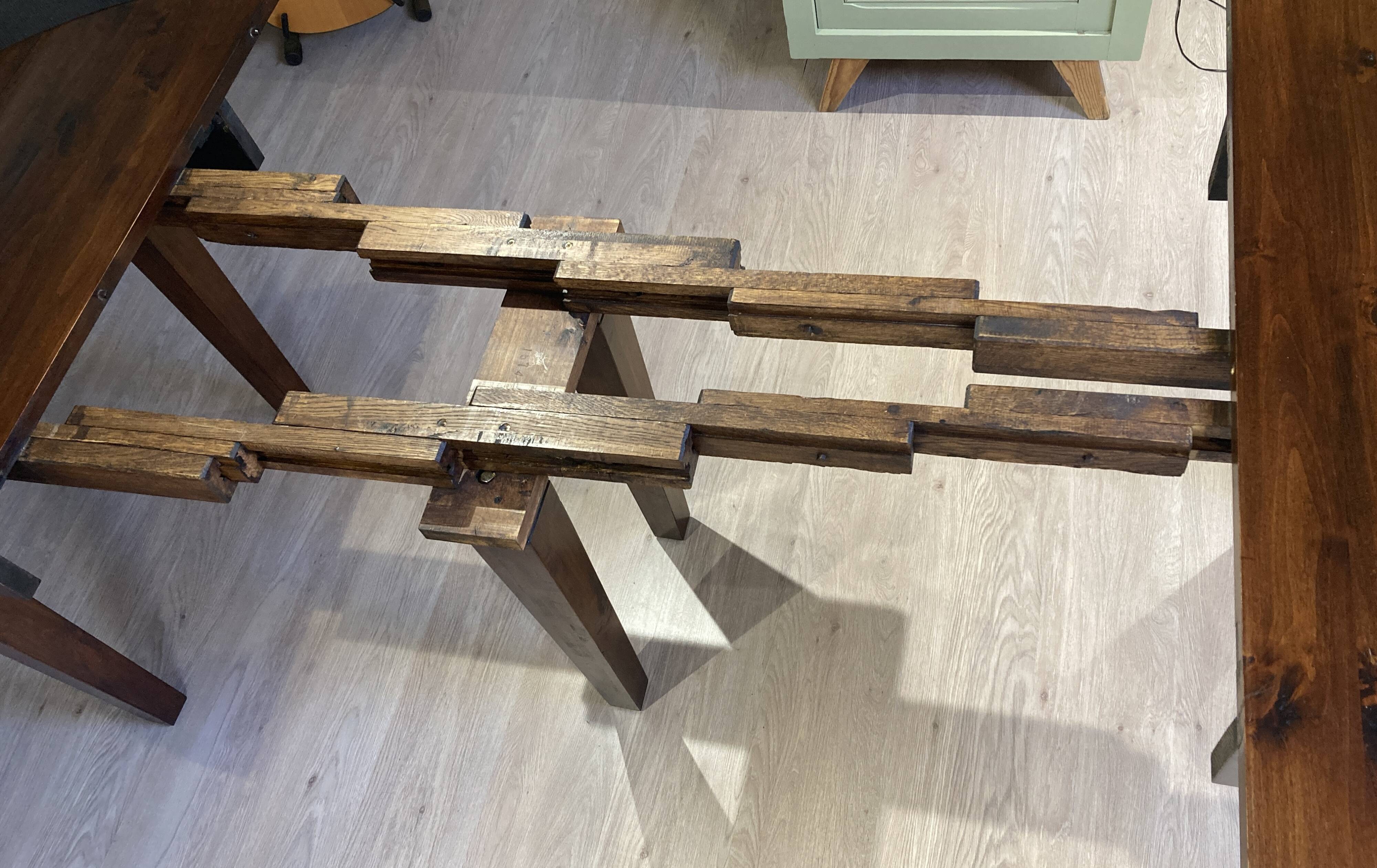 Extendable oval dining table