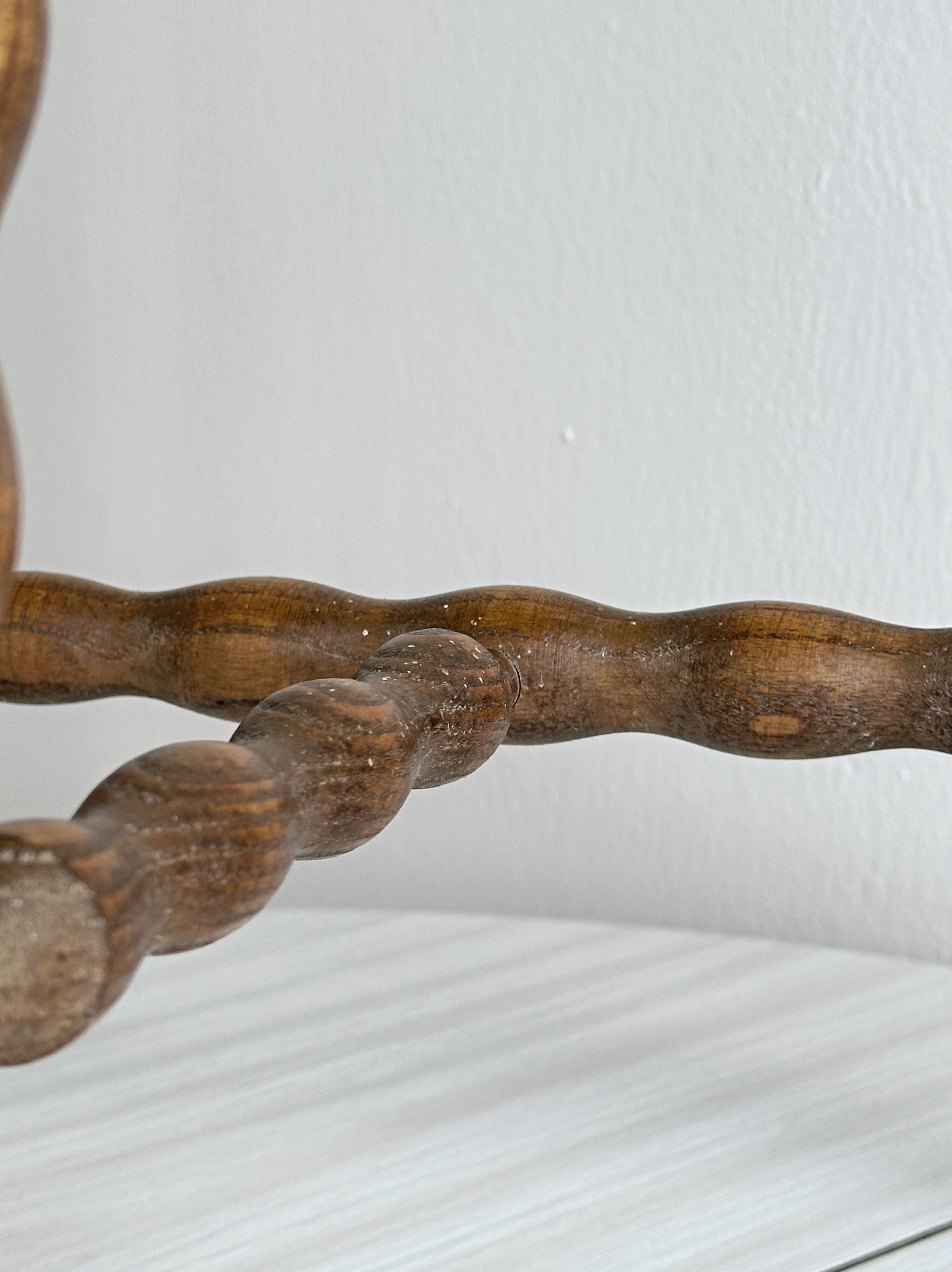 Tabouret tripode ancien en bois torsadé