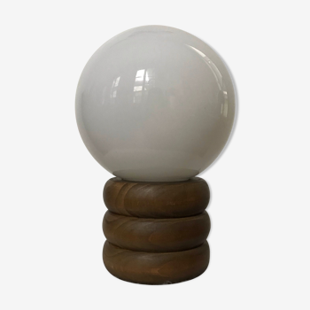 Lampe vintage globe opaline sur socle en bois brut
