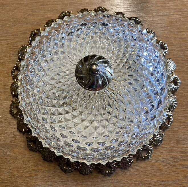 Round ceiling or wall light, in glass from the 70s, vintage.