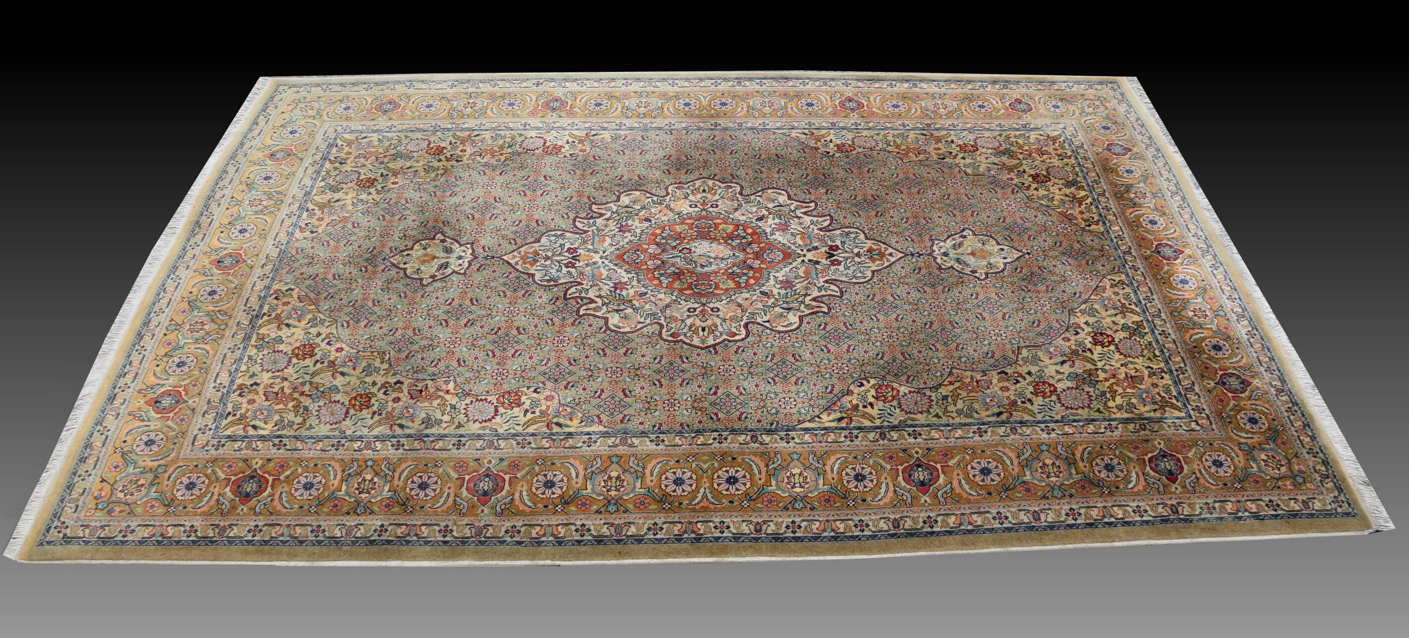Oriental carpet tabriz iran: 2.08 x 3.08 metres in wool