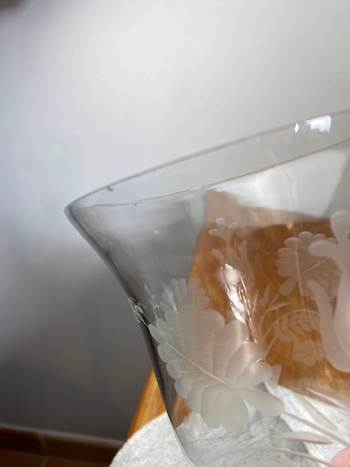 Chalice-shaped glass cup
