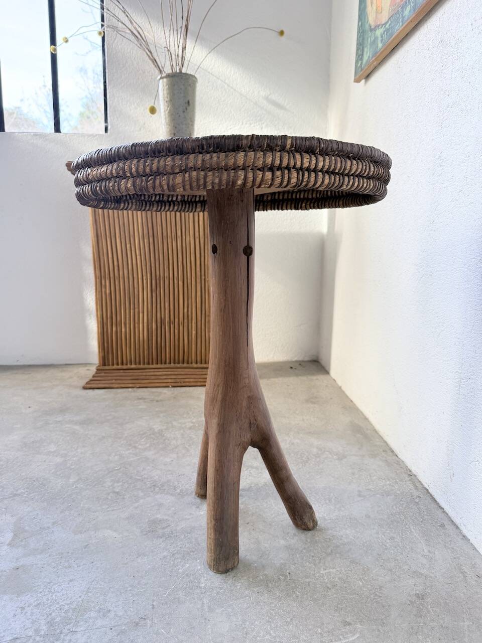 Sellette tripode art populaire en paille tressée, 1950