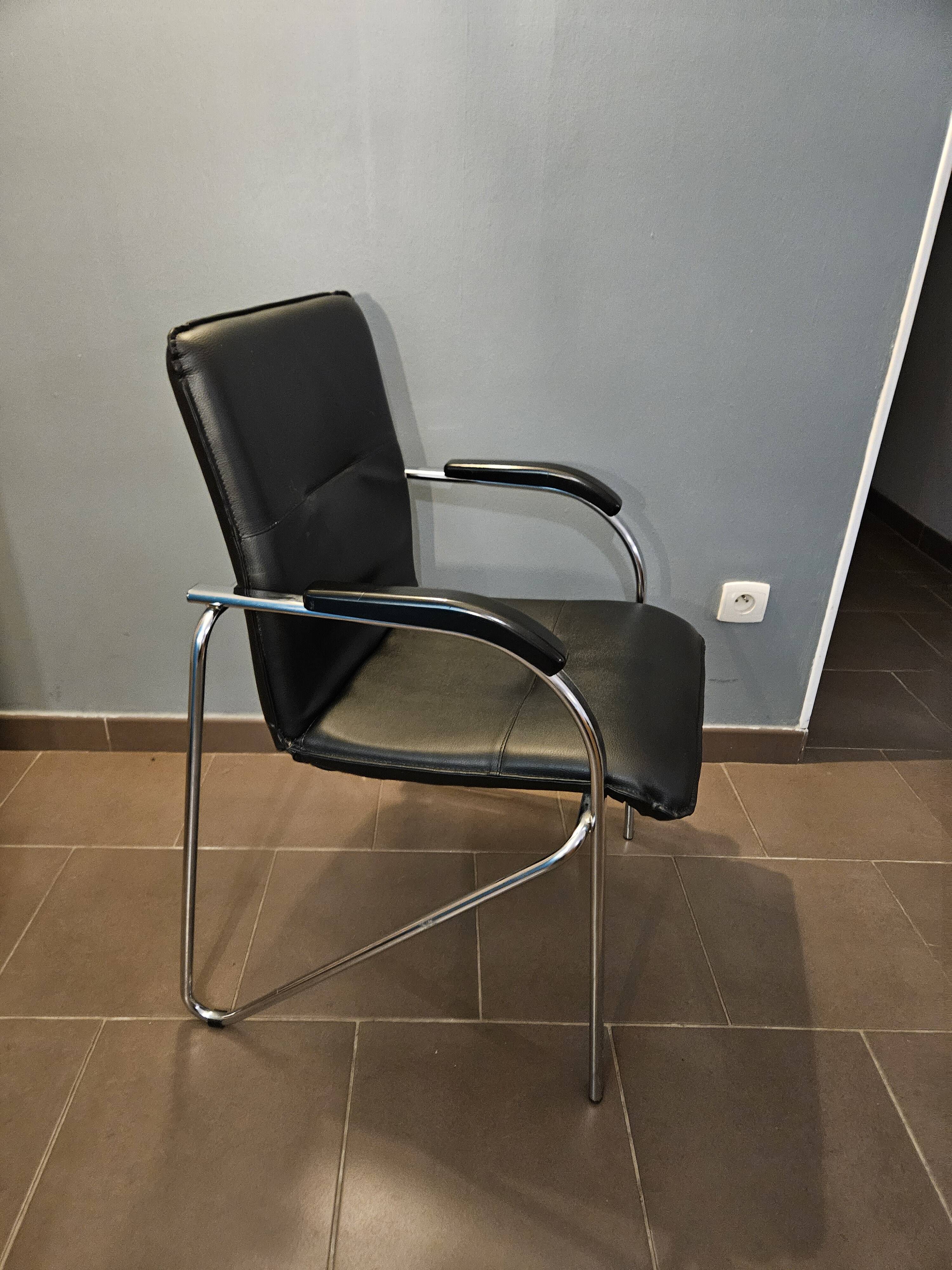 80s office chair with armrests
