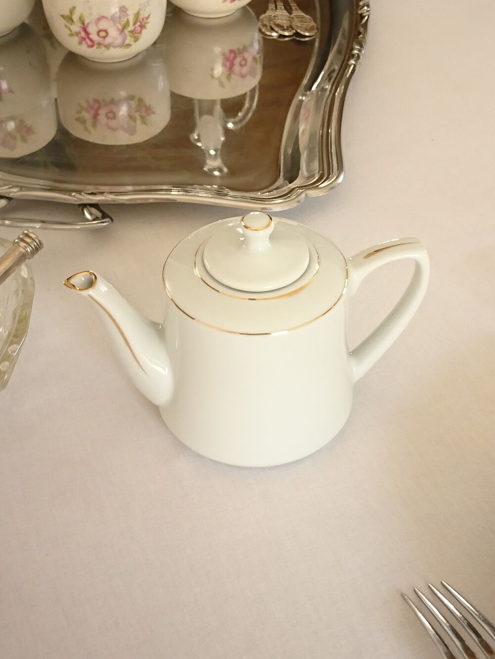 Selfish white porcelain teapot