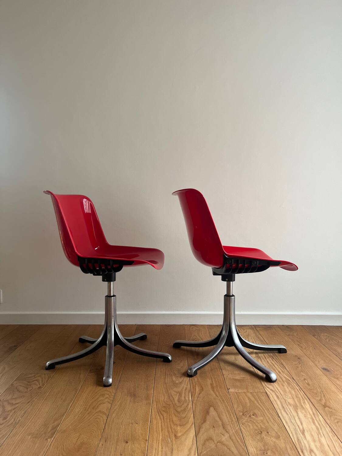 9 swivel chairs assigned to Osvaldo Borsani – Modus model for