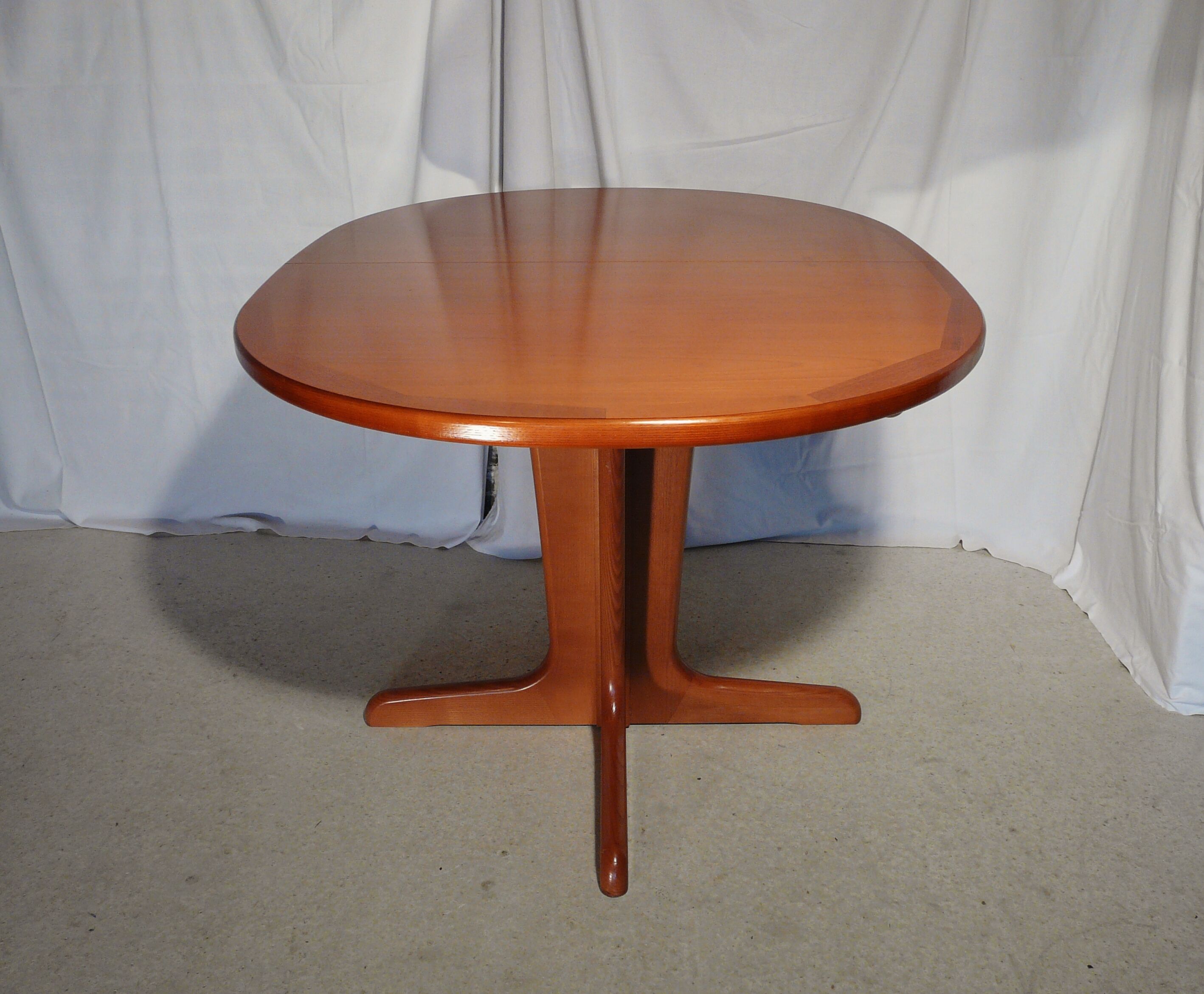 Scandinavian extendable oblong table in G Plan teak