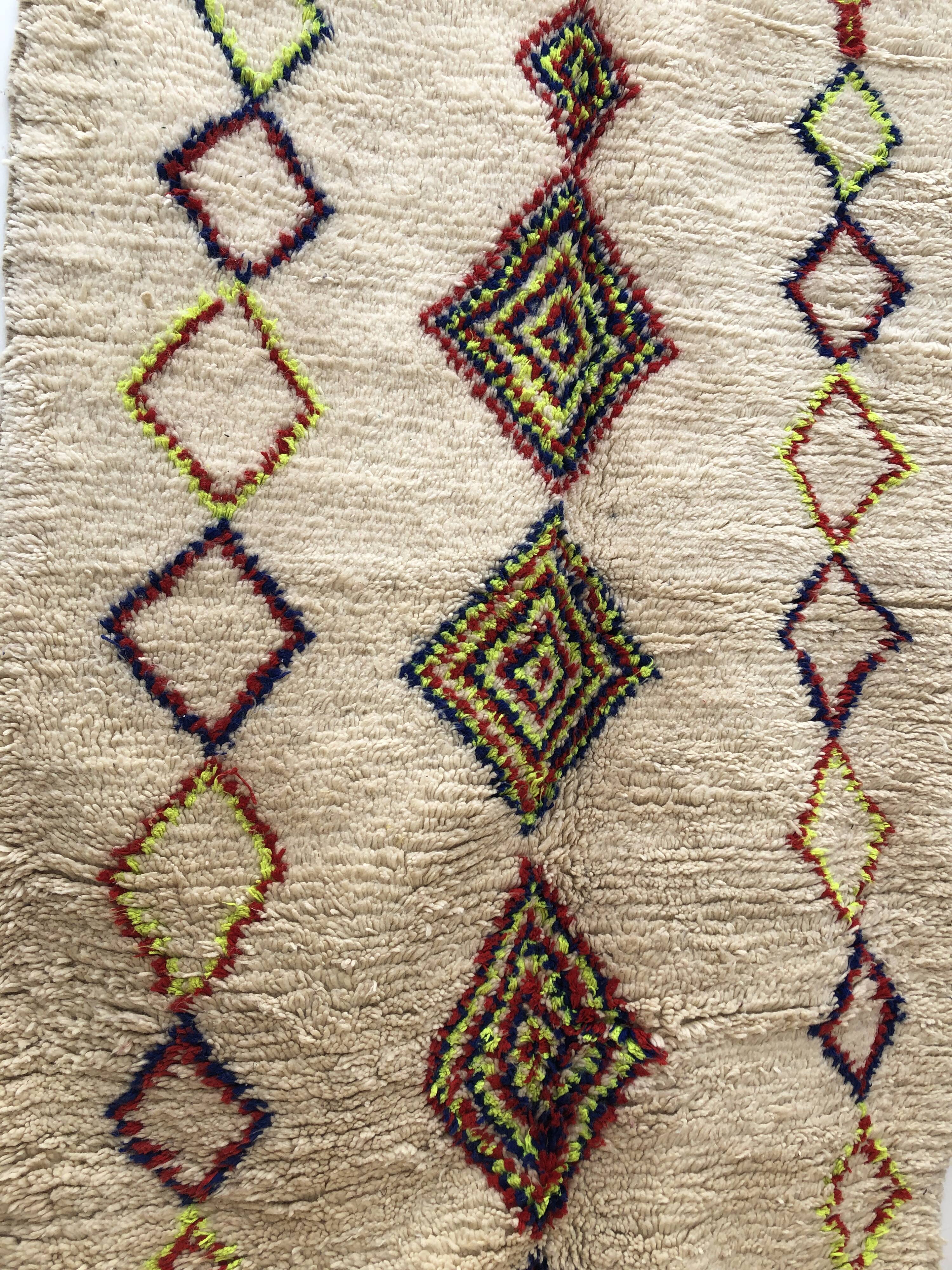 Tapis berbère marocain azilal à losanges fluos 226x150cm