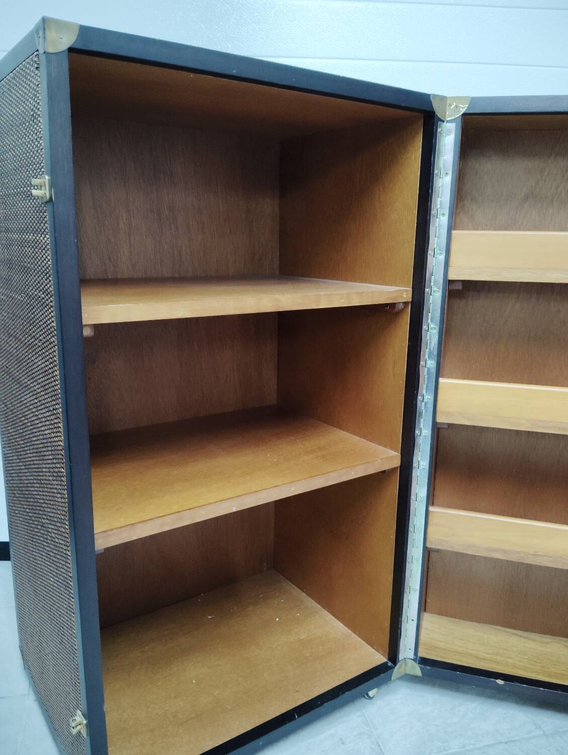 Wardrobe trunk on casters in mahogany and woven rattan.