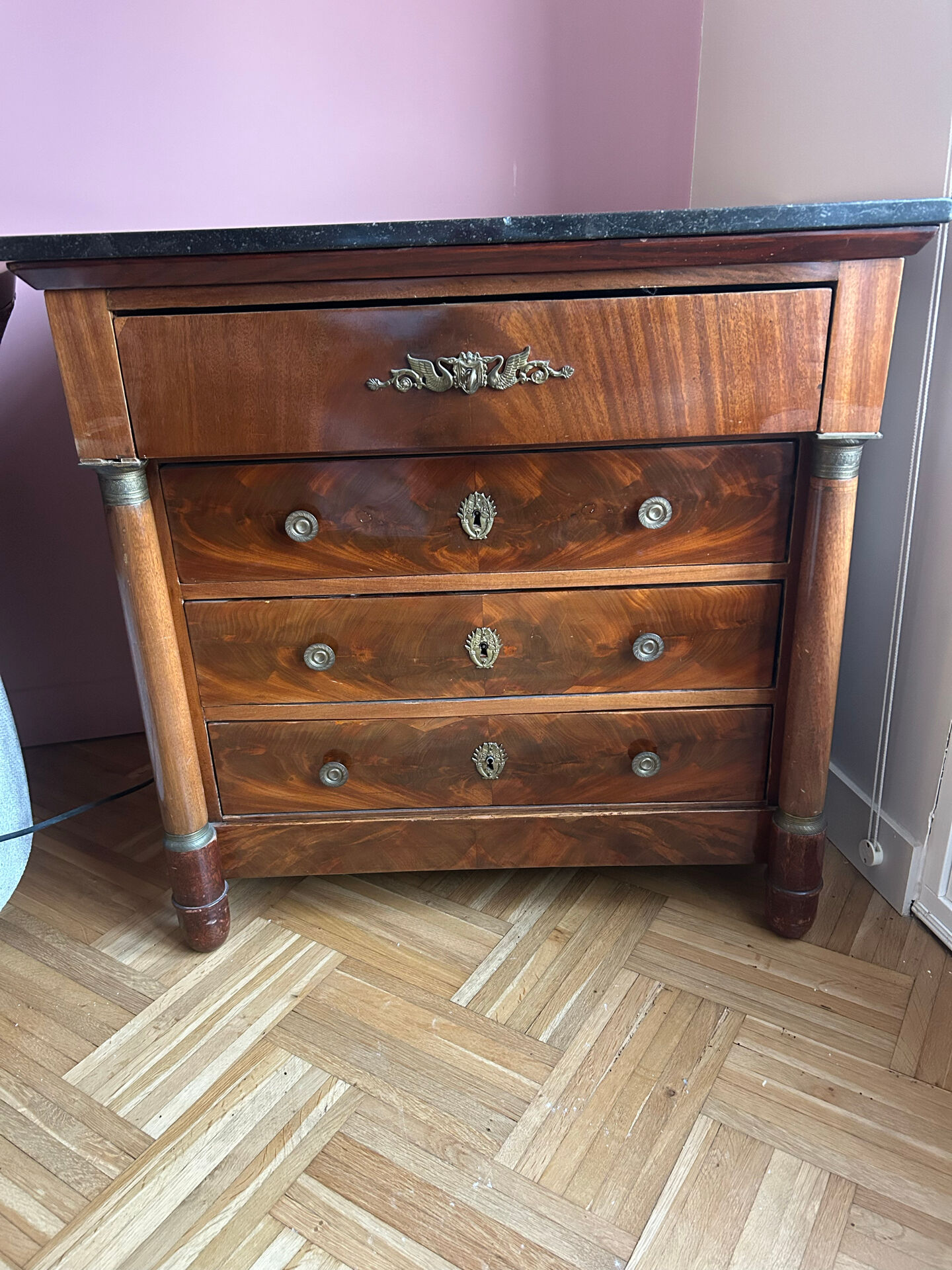 Empire commode from the 19th century in flame mahogany – Original intact black marble