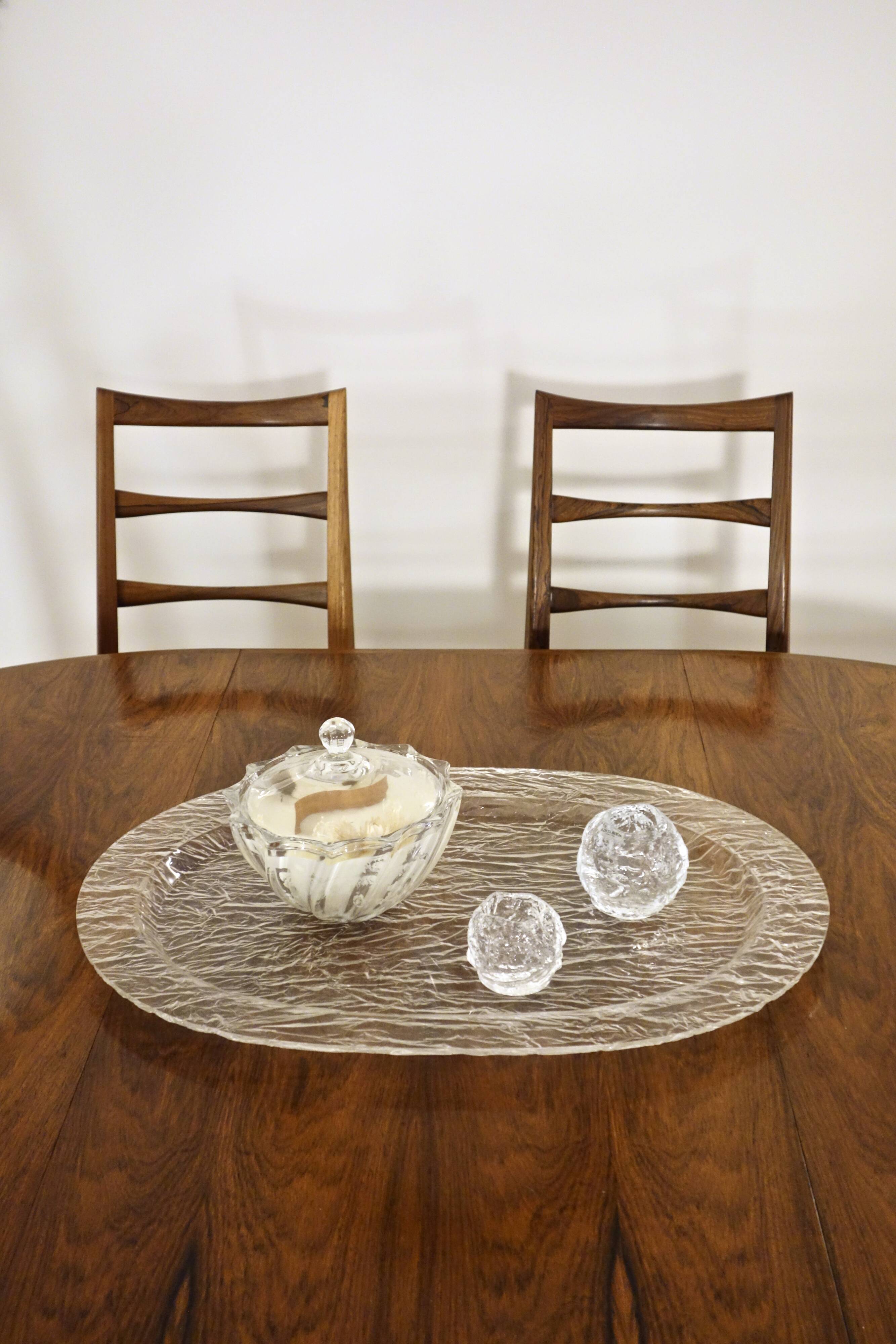 Large oval tray in crumpled plexiglass, France 1970's