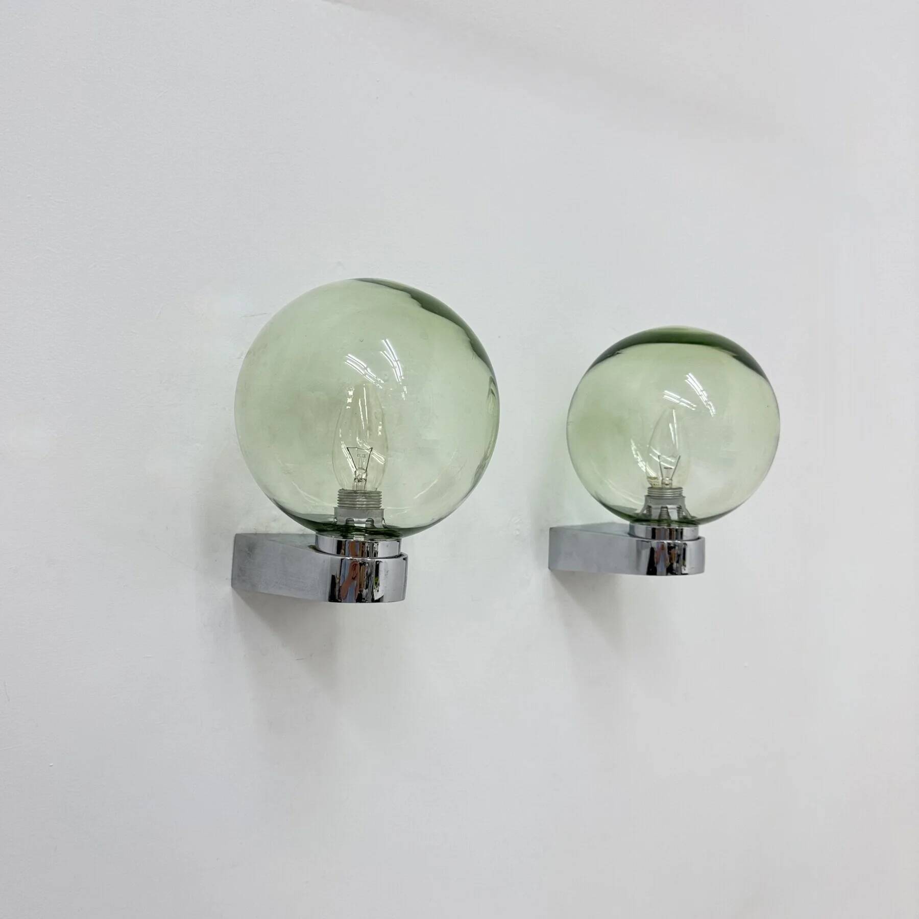 Applique murale des années 70 en verre vert et chrome.