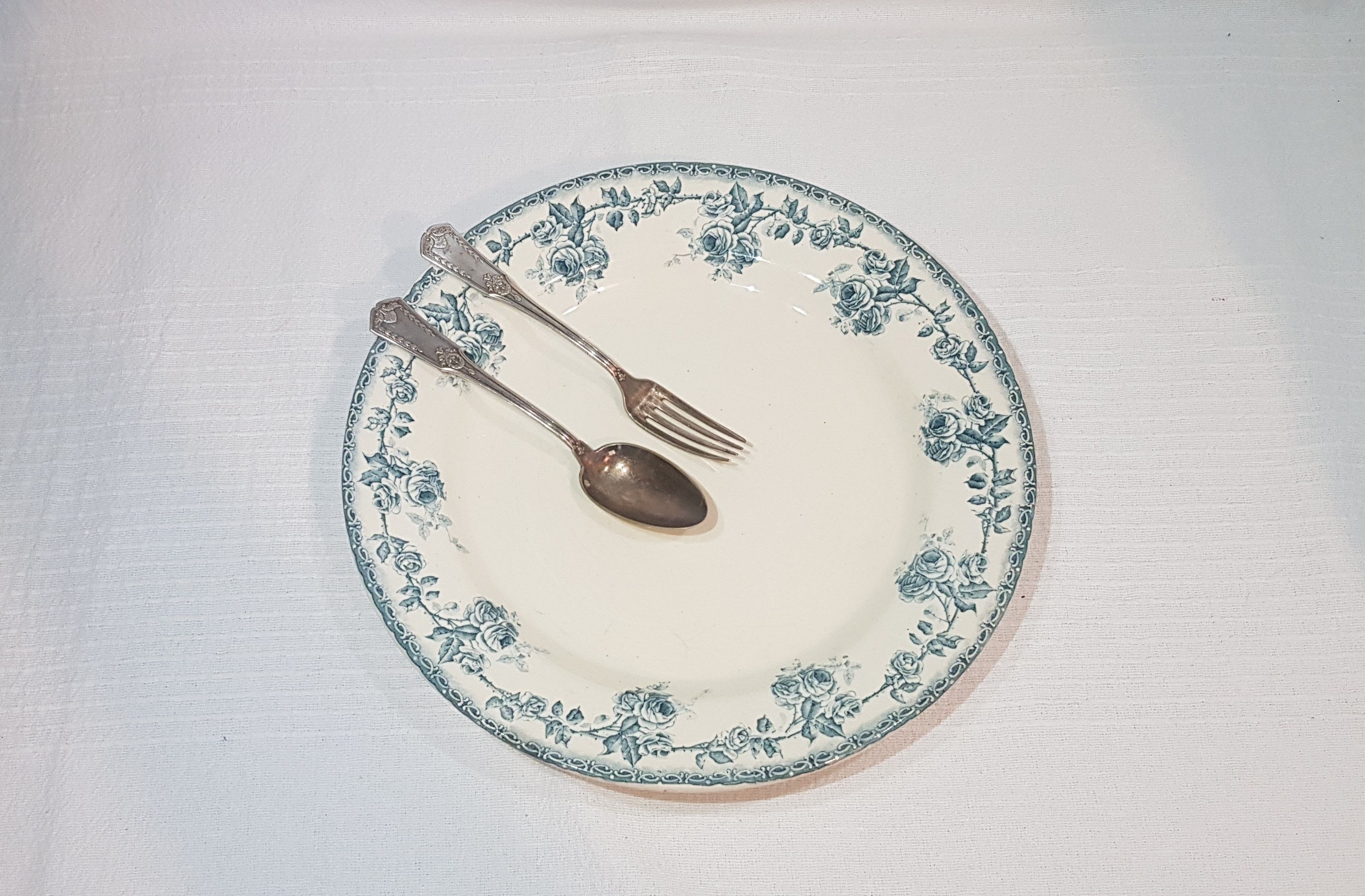 Round serving dish in earthenware by Choisy le Roi