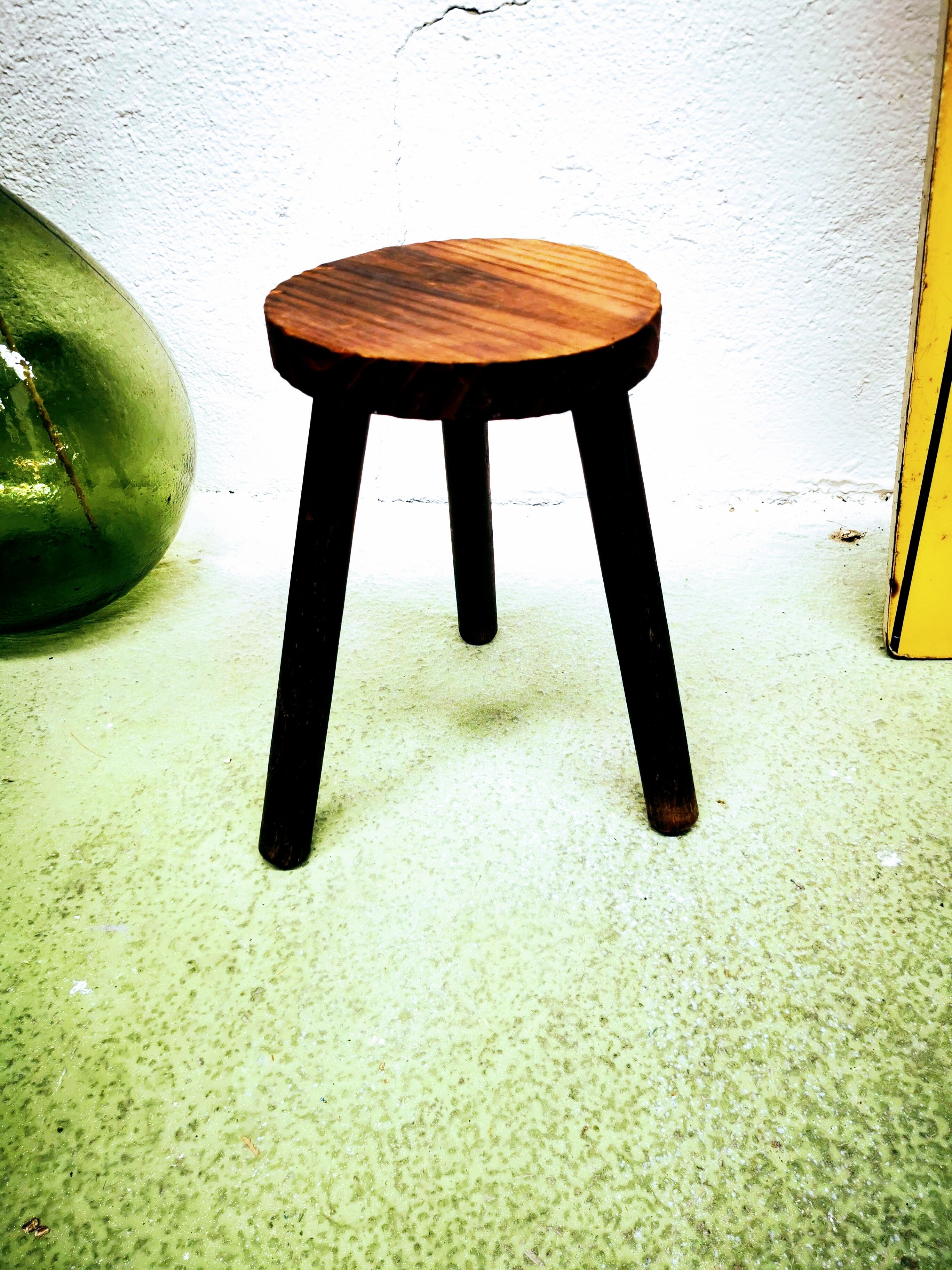 Tripod farm stool