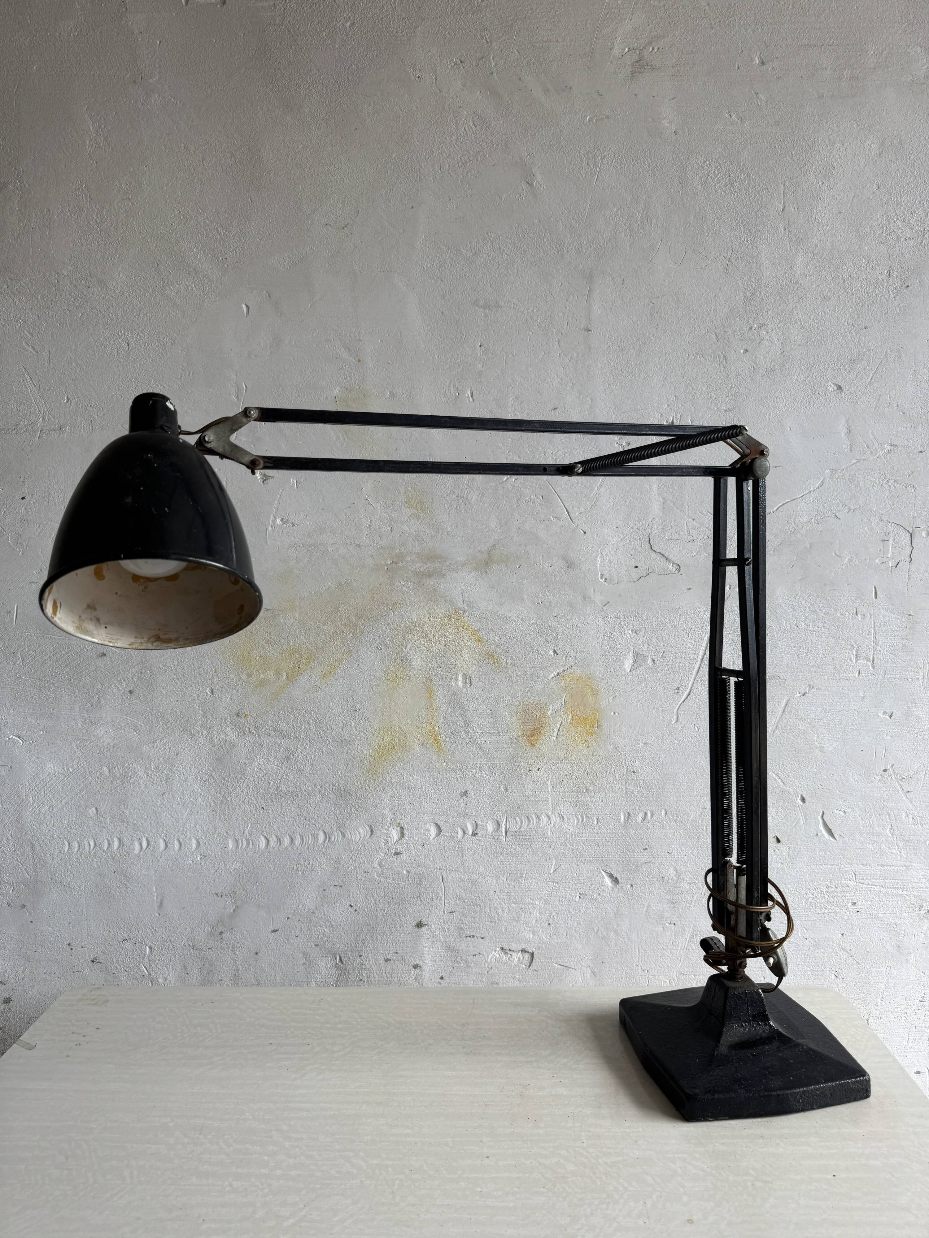 Lampe de bureau articulée de style industriel vintage en métal noir avec base en fonte et bras réglable