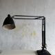 Lampe de bureau articulée de style industriel vintage en métal noir avec base en fonte et bras réglable