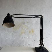 Vintage industrial articulated desk lamp in black metal with cast-iron base, adjustable arm