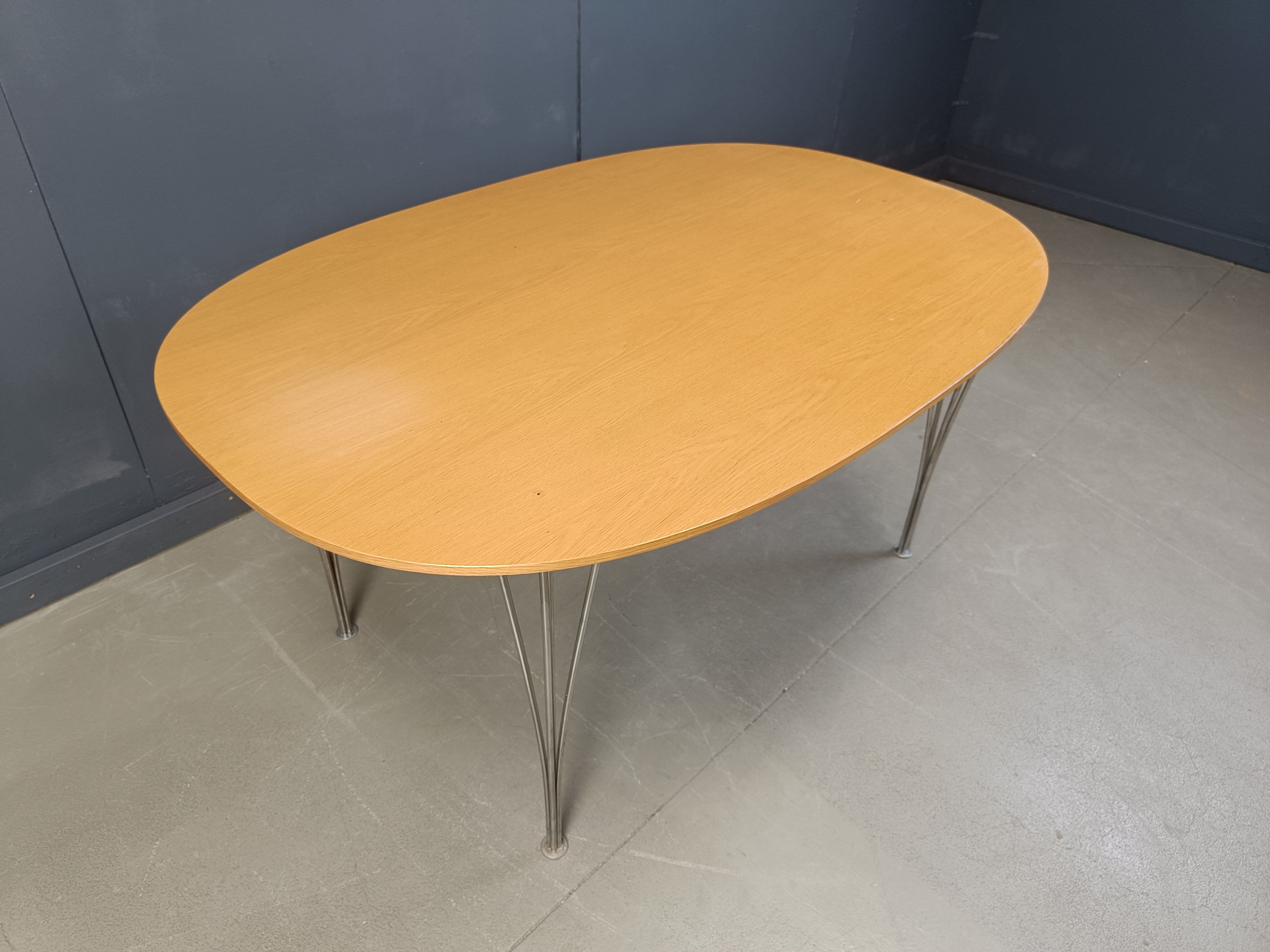 Table superellipse par Bruno Mathsson et Piet Hein pour Fritz Hansen