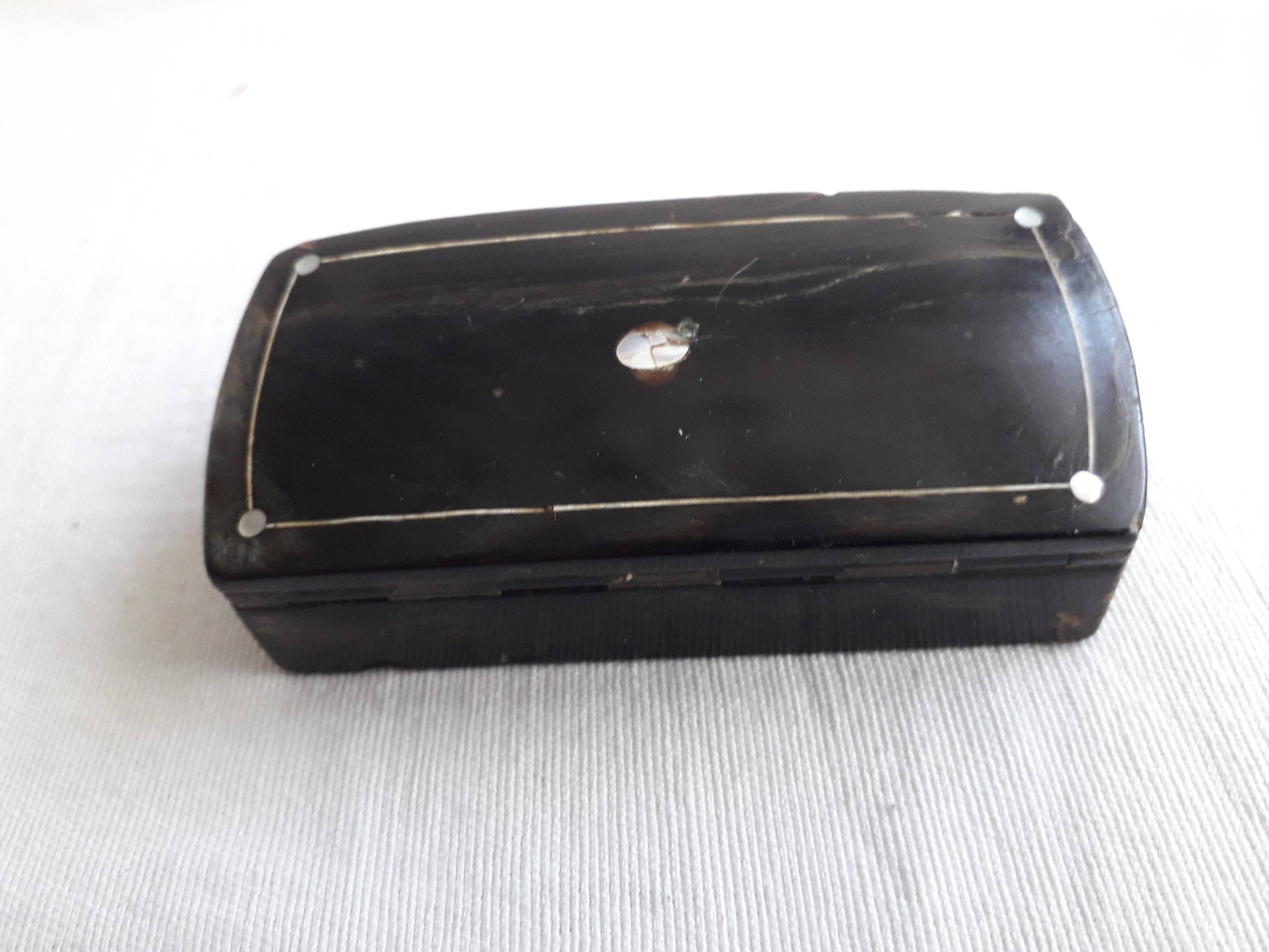 Old Napoleon III style snuffbox with mother-of-pearl inlaid decoration