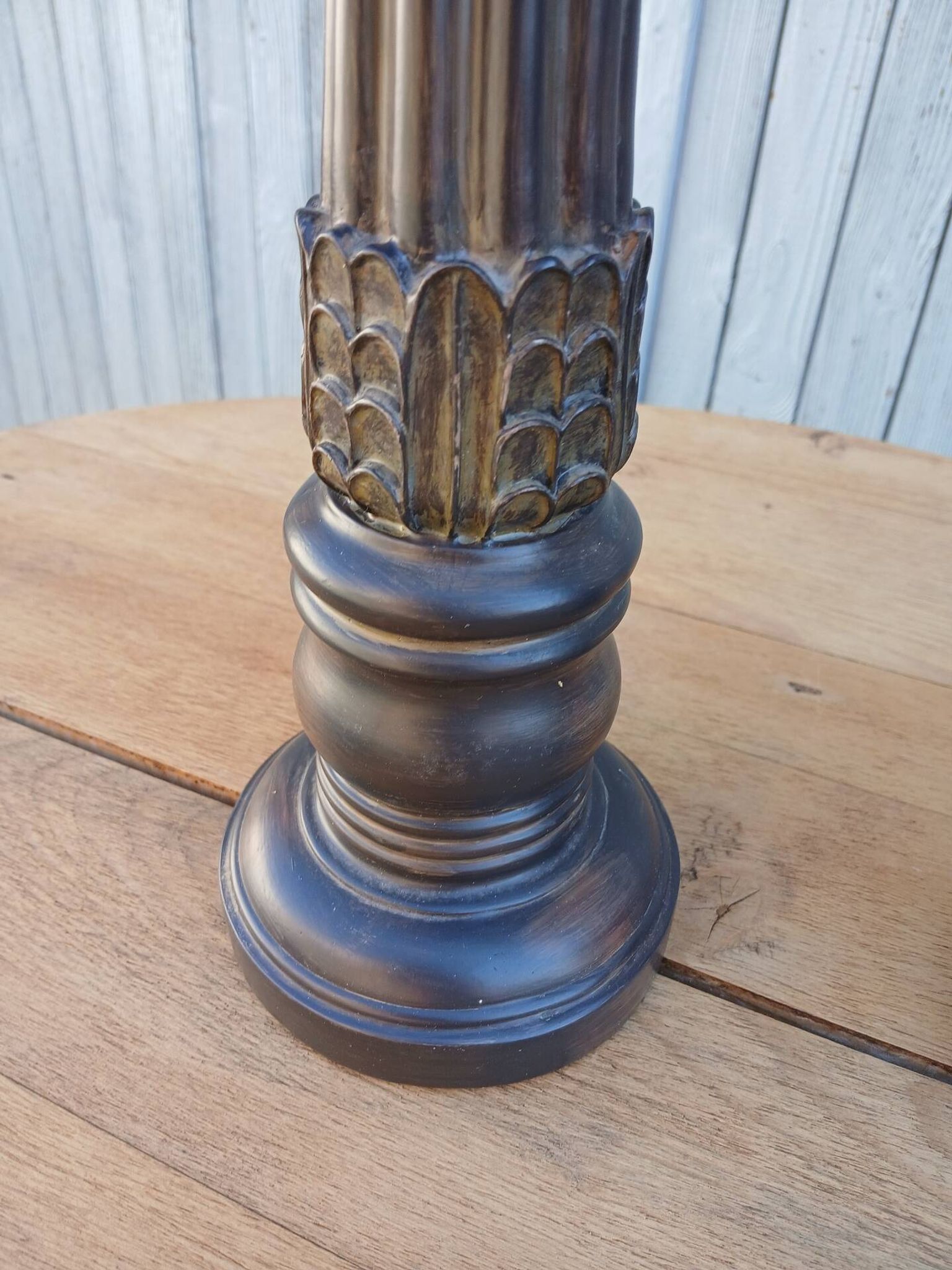 2 bougeoirs en bois sculpté 