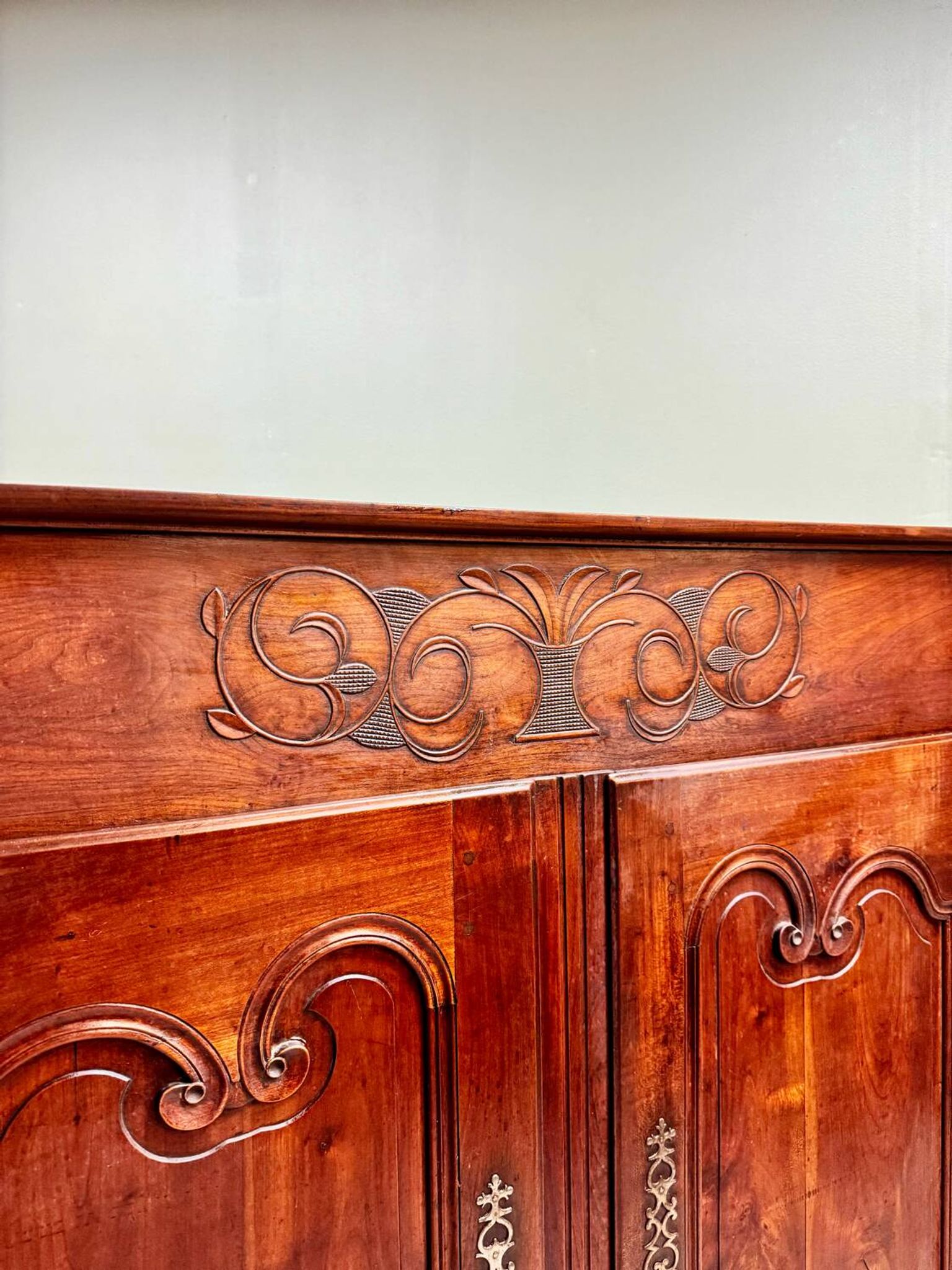 Armoire trois quarts en noyer de style Louis XV, XIXème siècle