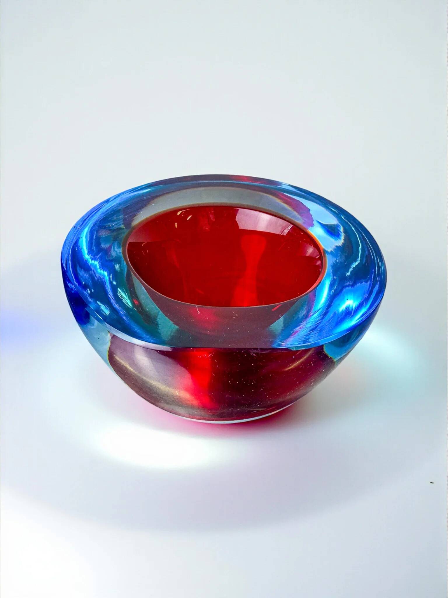 Cendrier Sommerso en verre de Murano rouge et bleu par Seguso, Italie, 1970