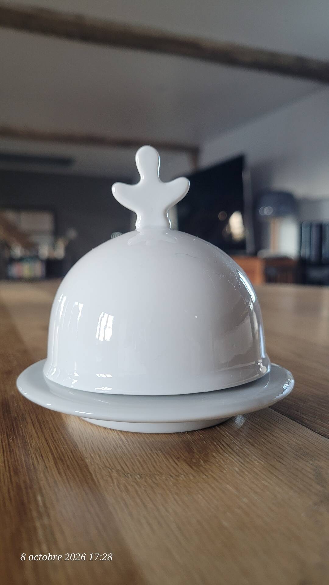 Beurrier en porcelaine blanche avec sa cloche assortie