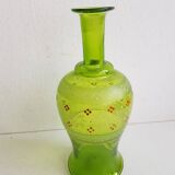 Ancienne carafe en verre avec motifs floraux émaillés