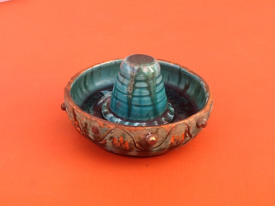 Empty pocke in glazed ceramic