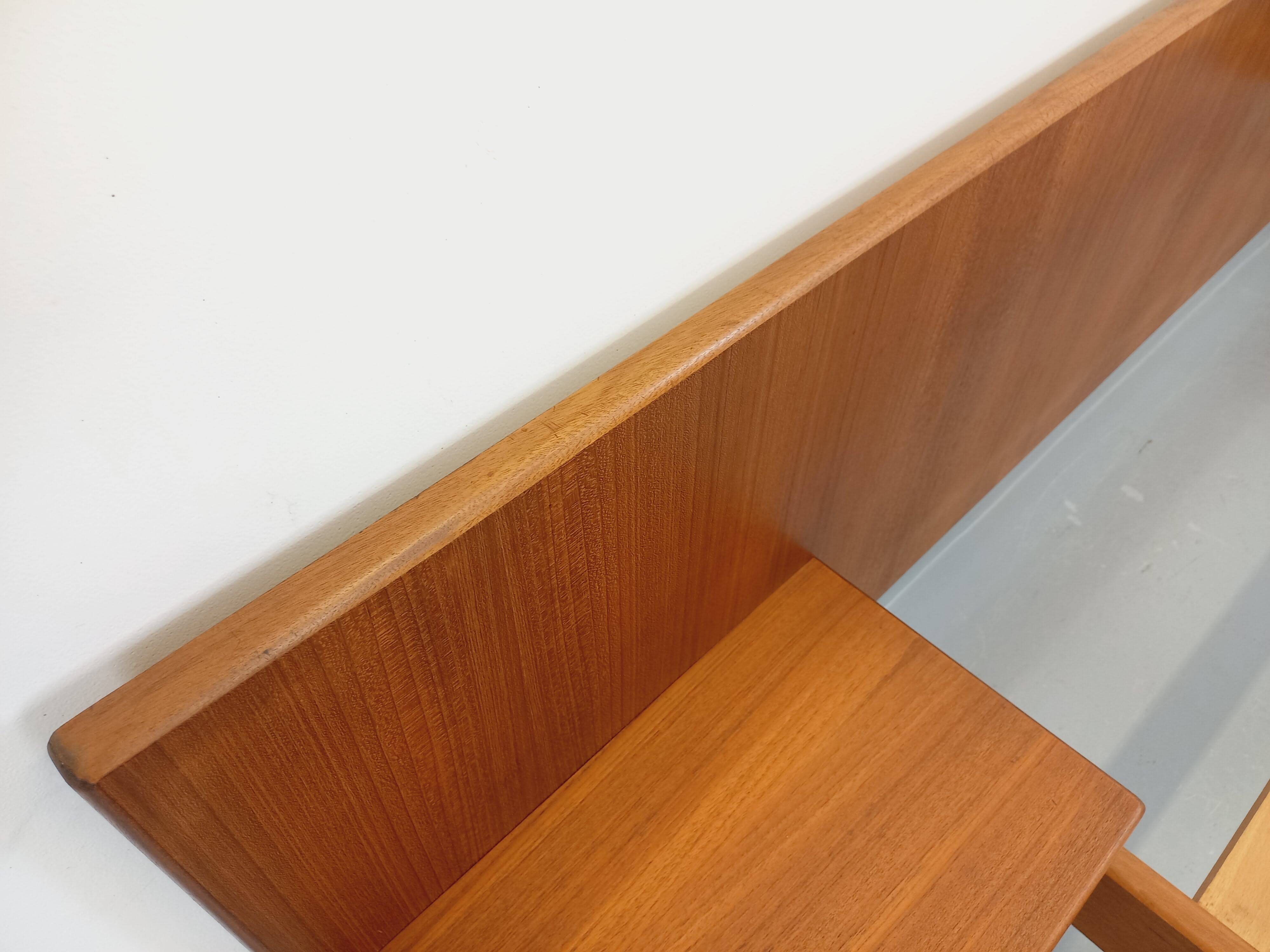 Lit double vintage scandinave en teck des années 60 avec chevets intégrés