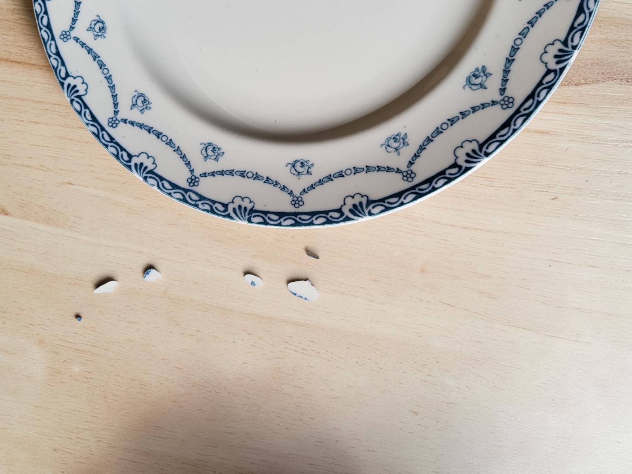 6 plates in English earthenware "Cheltenham" — F. Winkle & Co