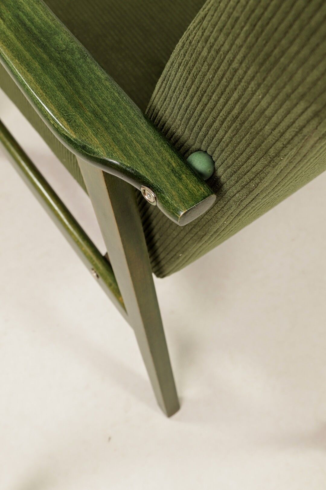 Fauteuil vintage en velours côtelé vert olive, bois vert