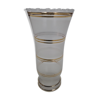 Vase decorated golden stripes
