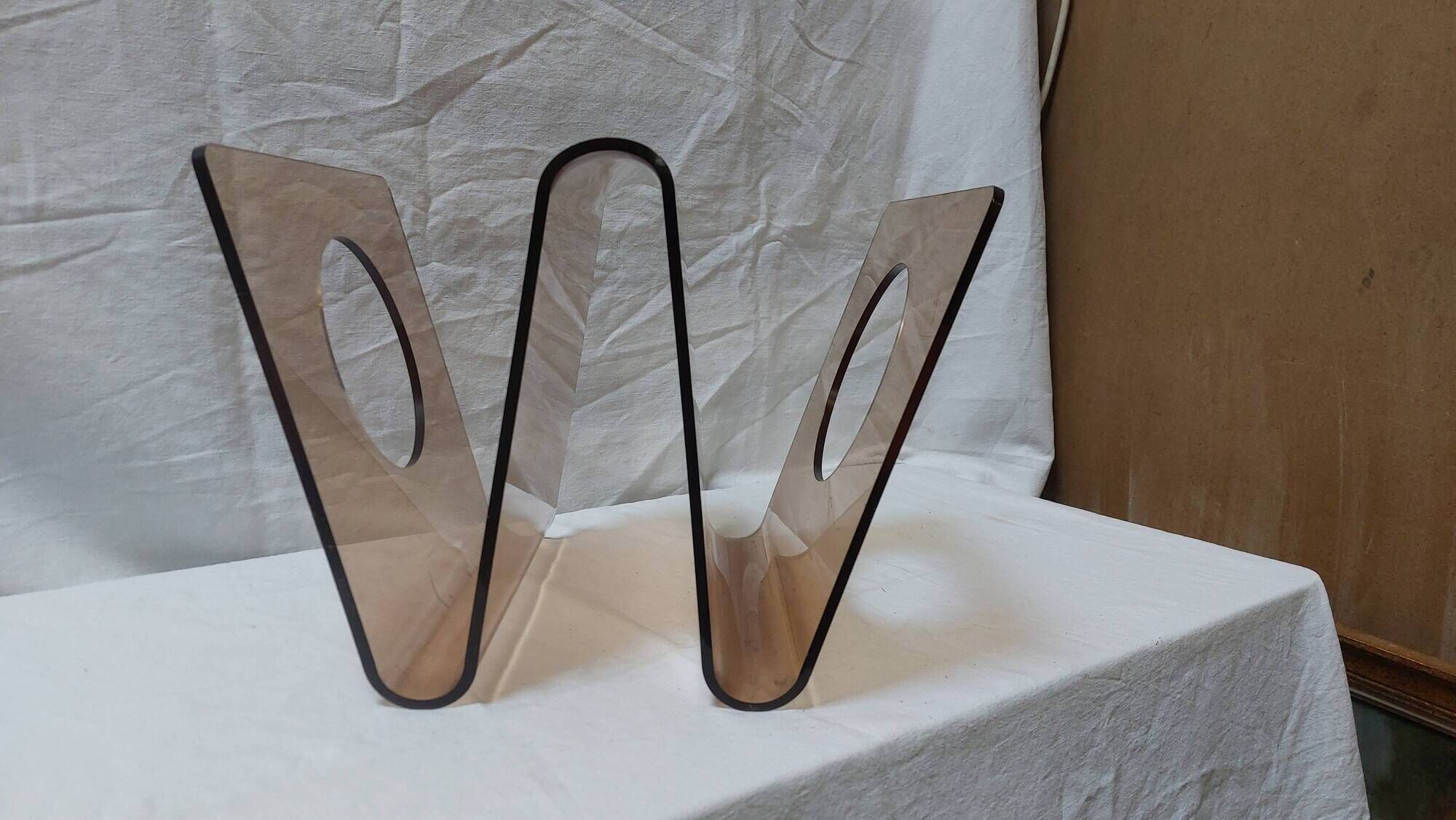 Magazine rack by Michel Dumas for Roche Bobois in smoked plexiglass, 1970s.
