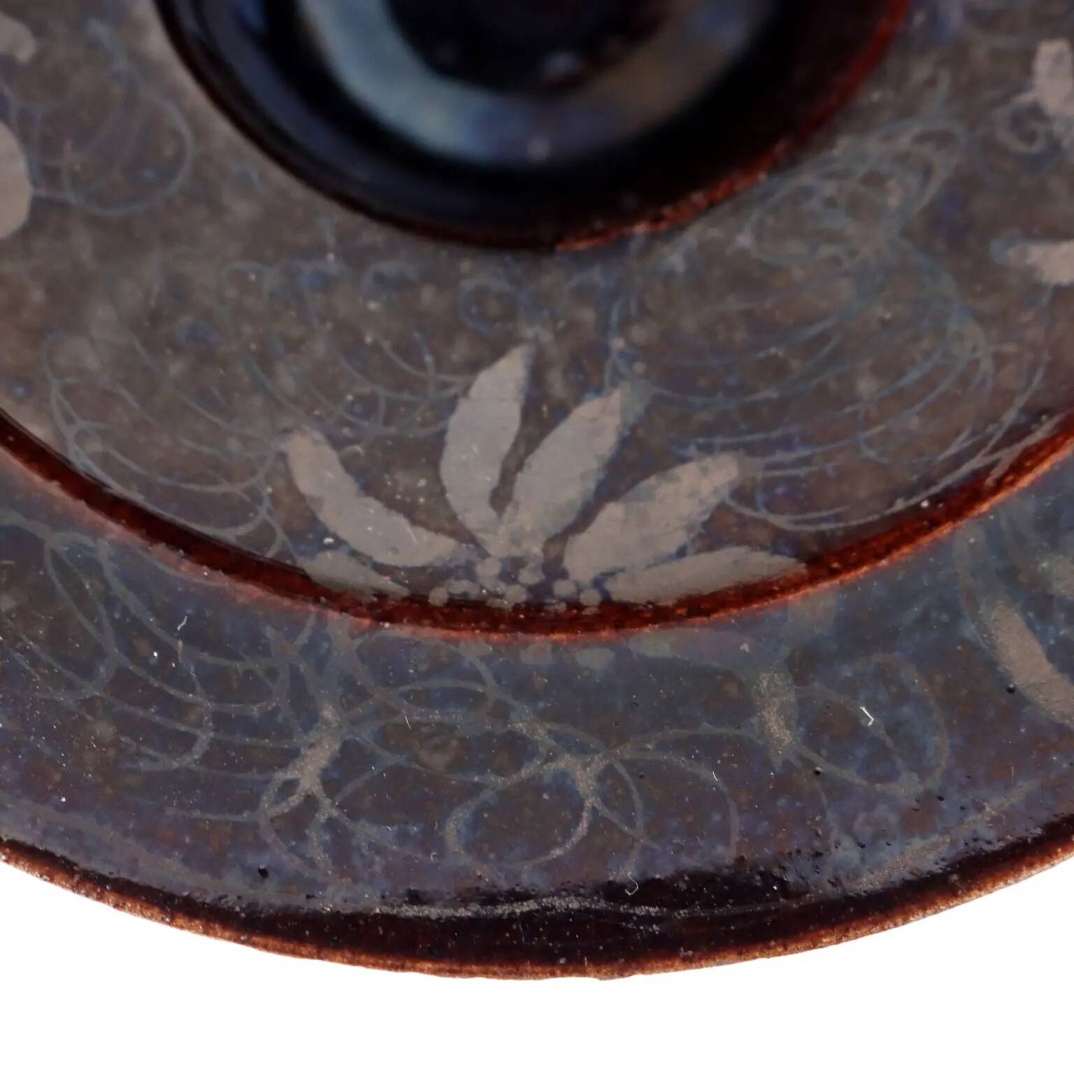 Coupe ancienne en terre cuite avec décorations argentées, XVI-XVII siècle