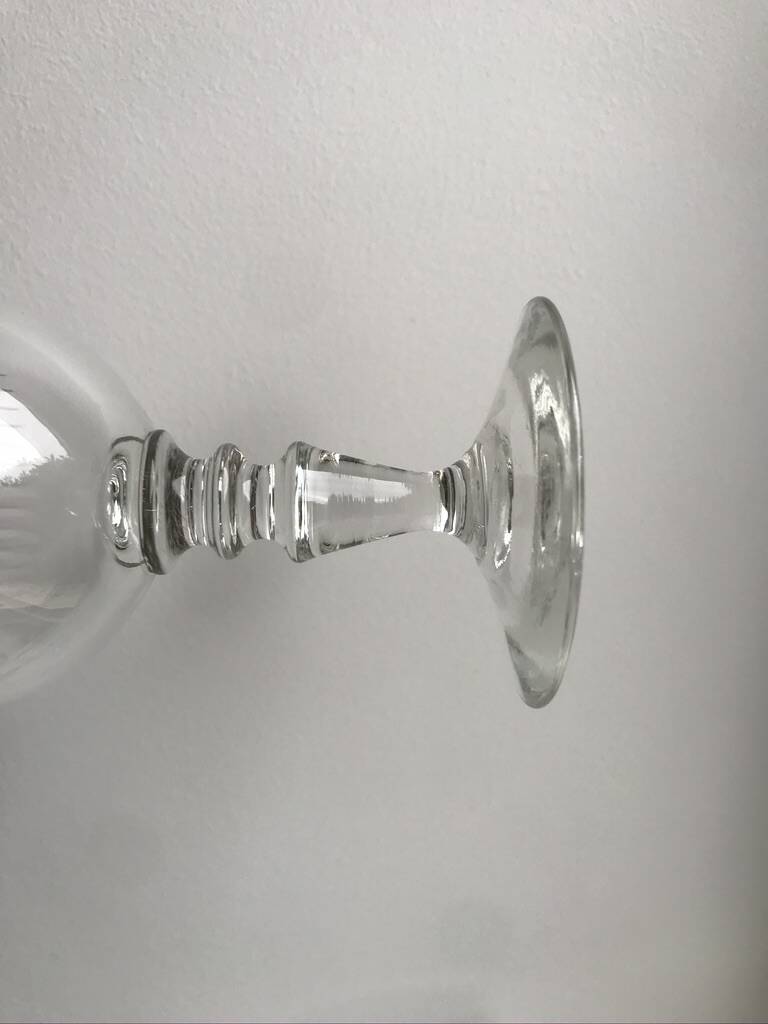 Ensemble de 8 verres à pied en verre moulé années 30 début XXème